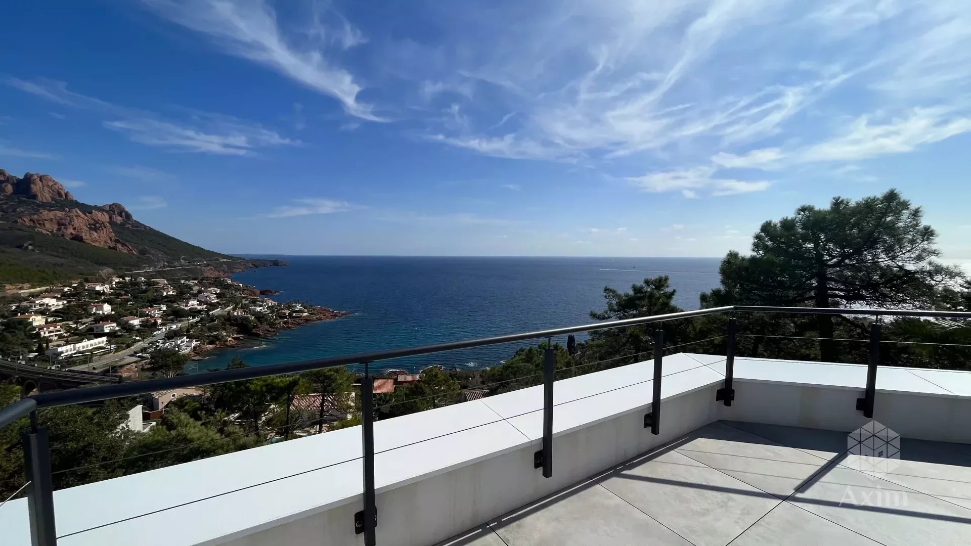 Prestigious villa with sea view