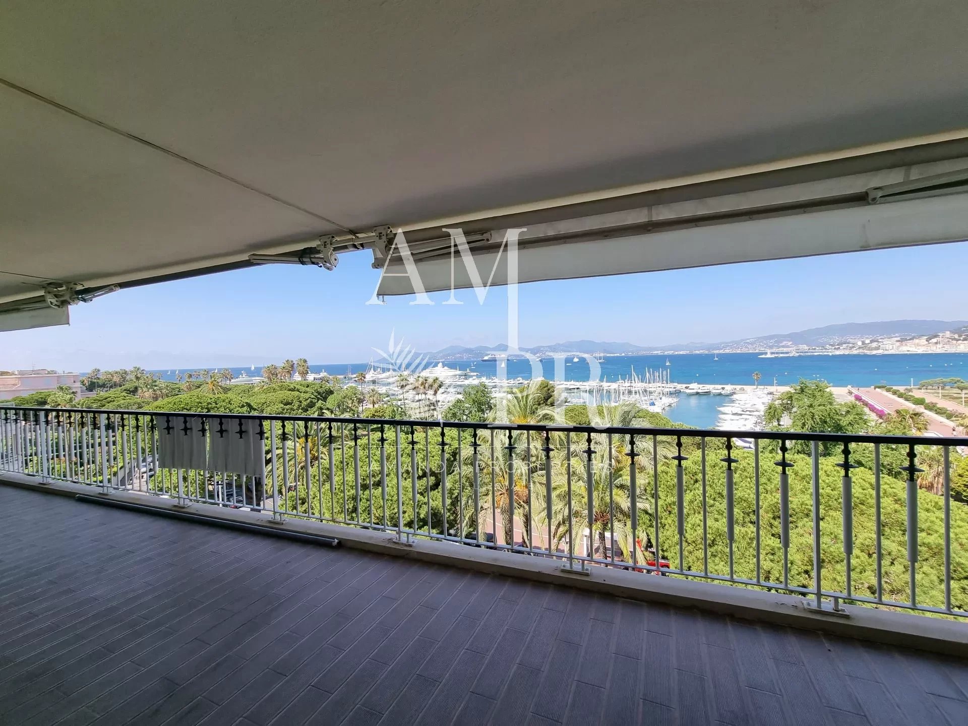 Cannes Croisette - Appartement de 110 m² - Vue mer Panoramique