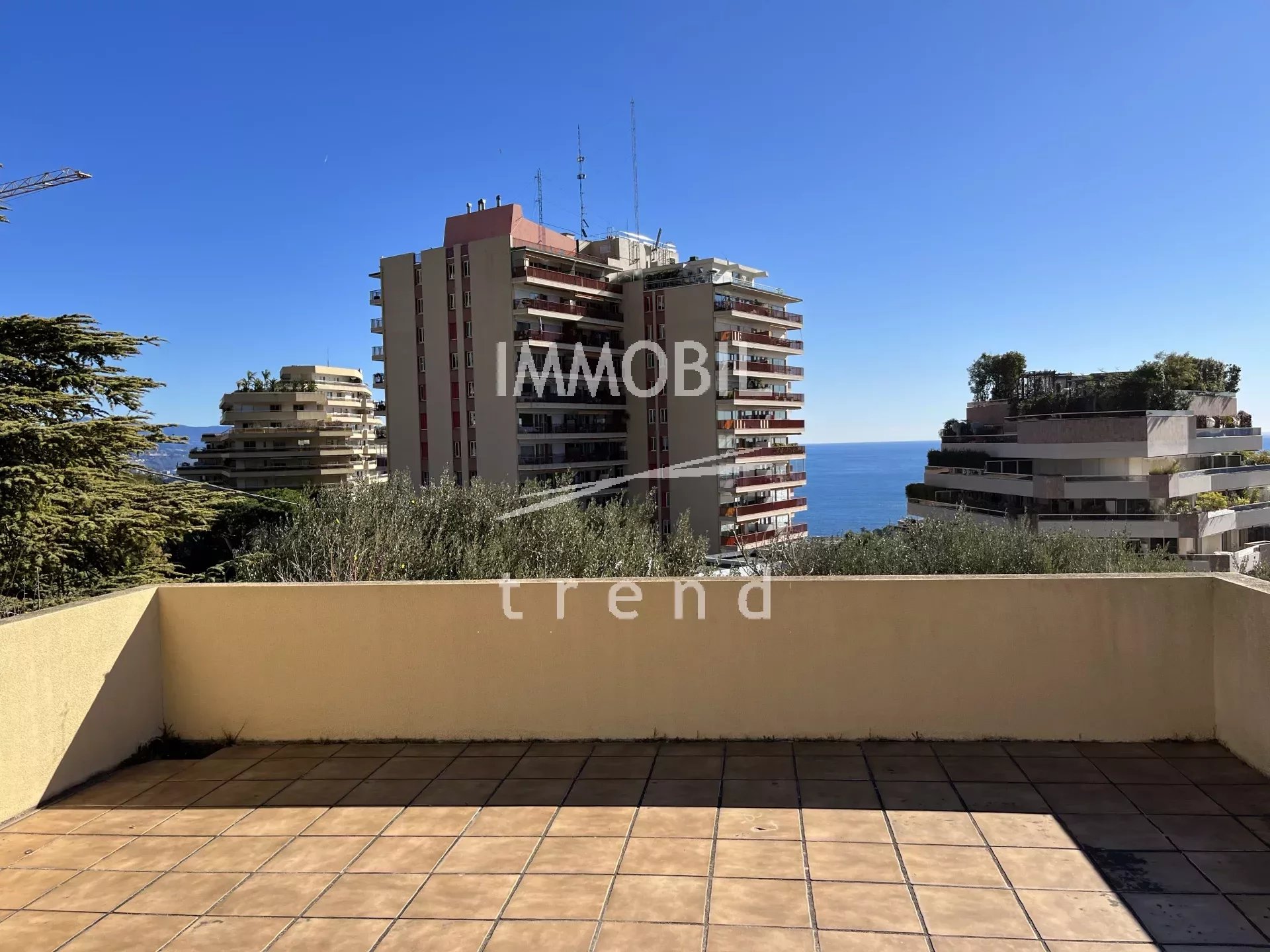 Immobilier proche Monaco - A vendre belle maison contemporaine avec vue mer, terrasses et jardin, limitrophe Monaco