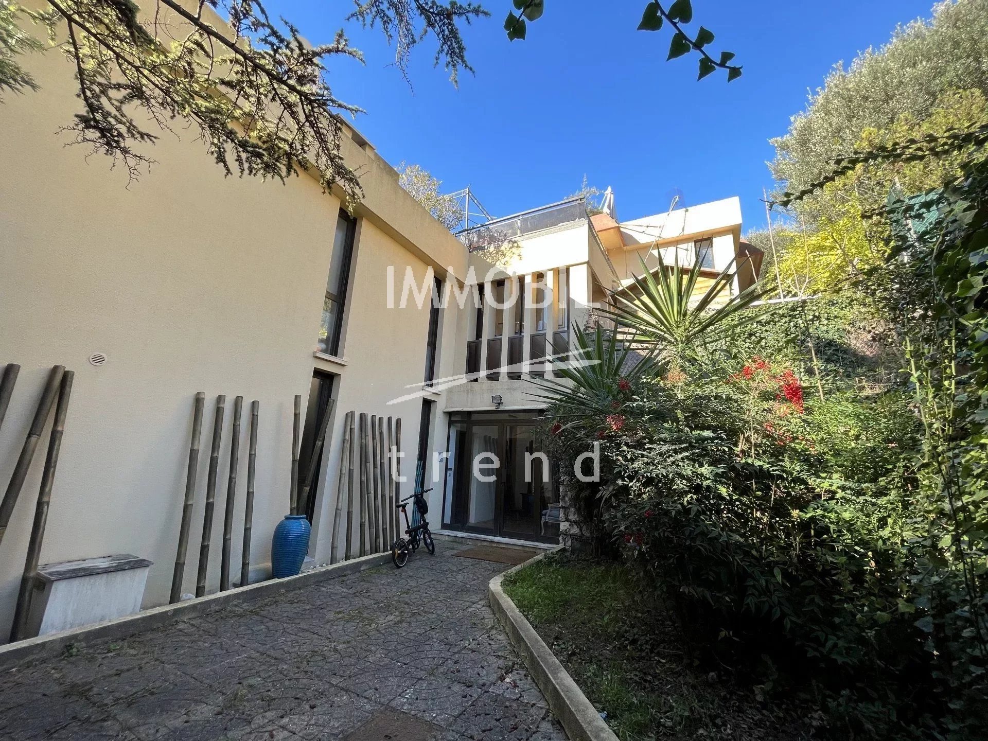 Immobiliare La Turbie - Bella casa contemporanea con vista mare, terrazze e giardino, al confine con Monaco