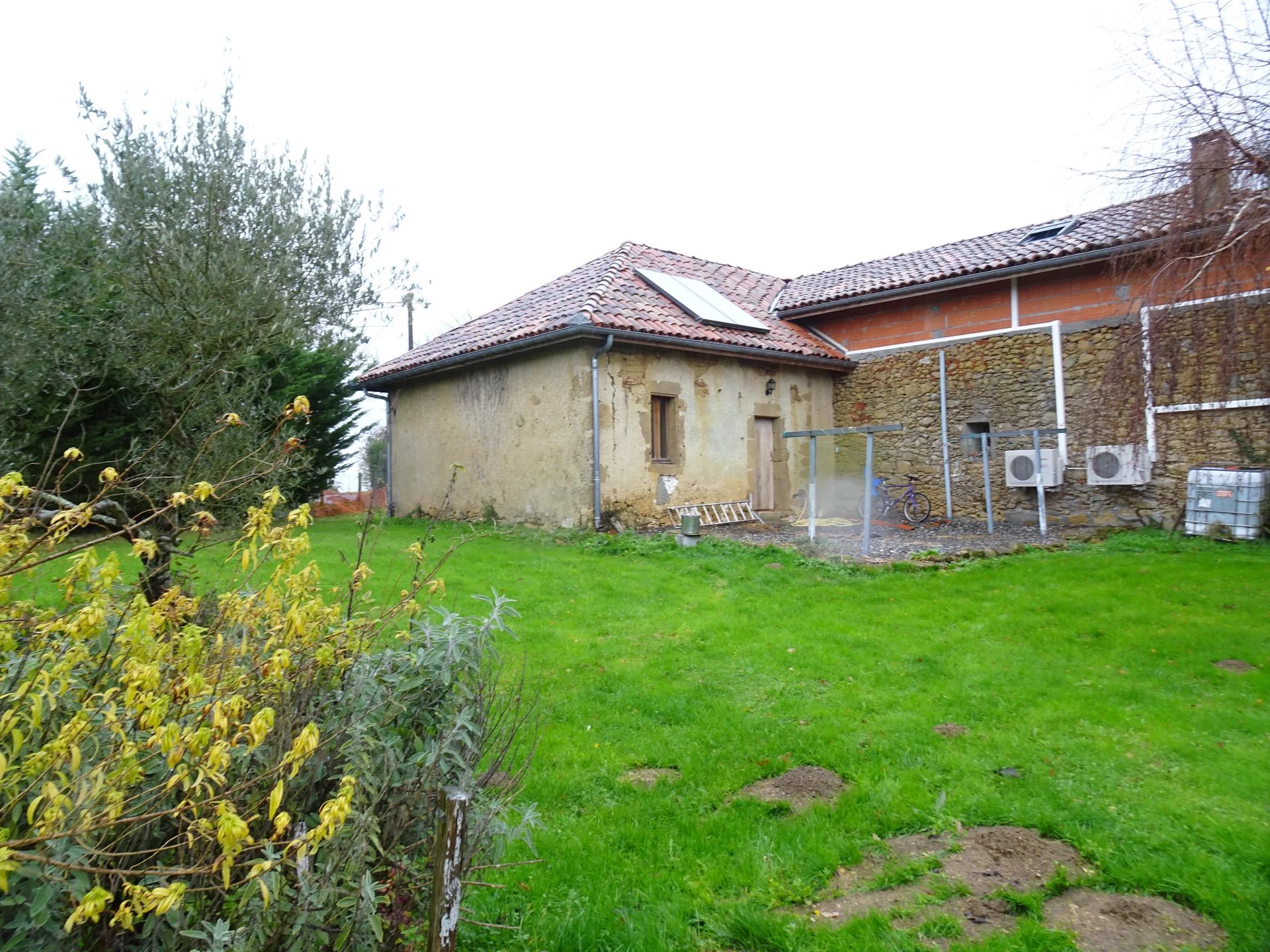 Near Montbernard, property on nearly 2 hectares of land