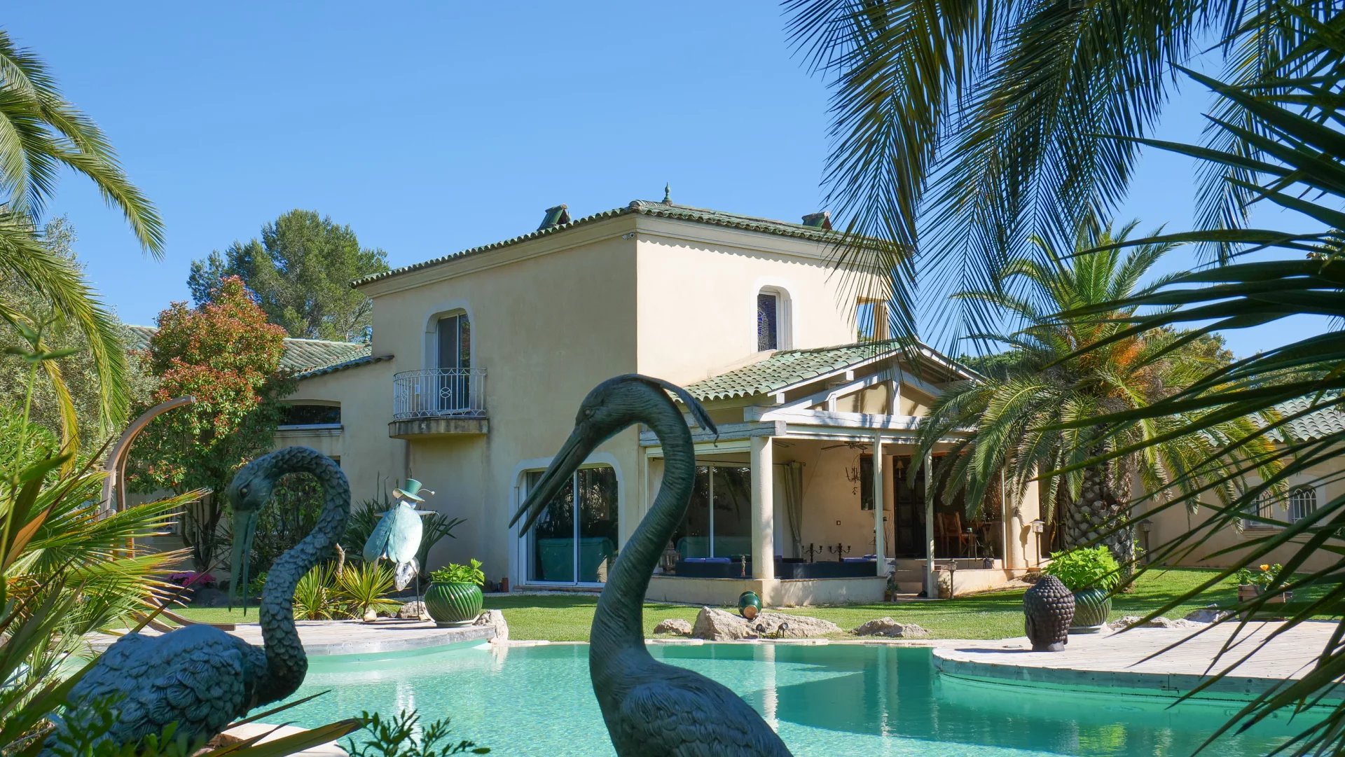 LUXURY VILLA IN A PRIVATE ESTATE AT 15 MN FROM THE BEACHES OF SAINT RAPHAEL