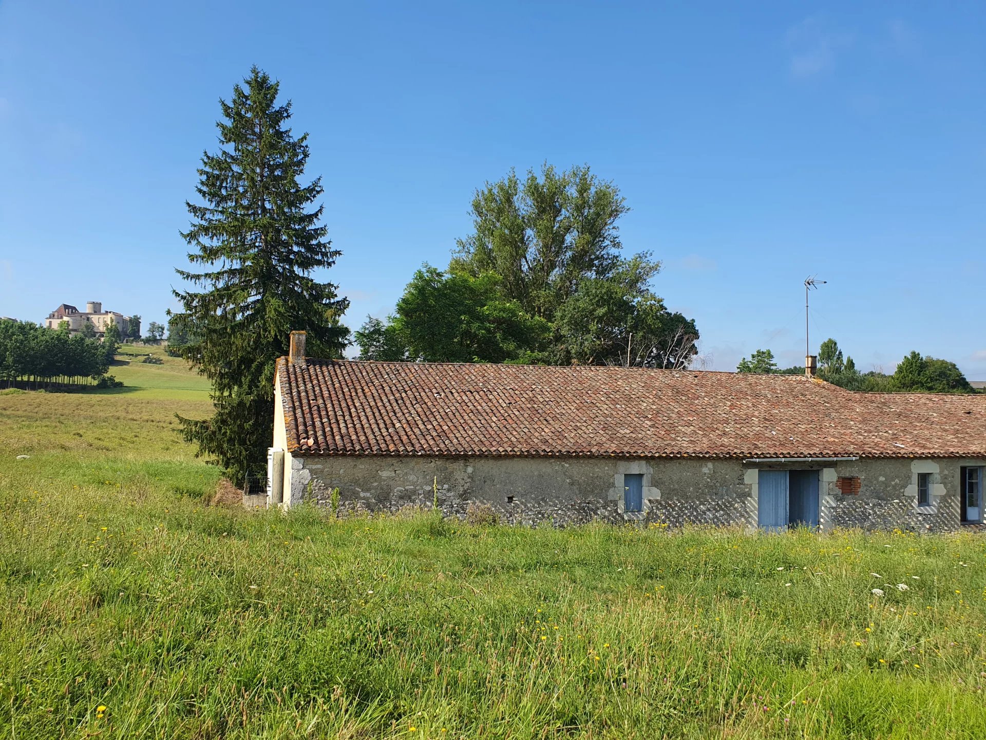 Ferme en pierre à rénover avec vue sur le Chateau de Duras