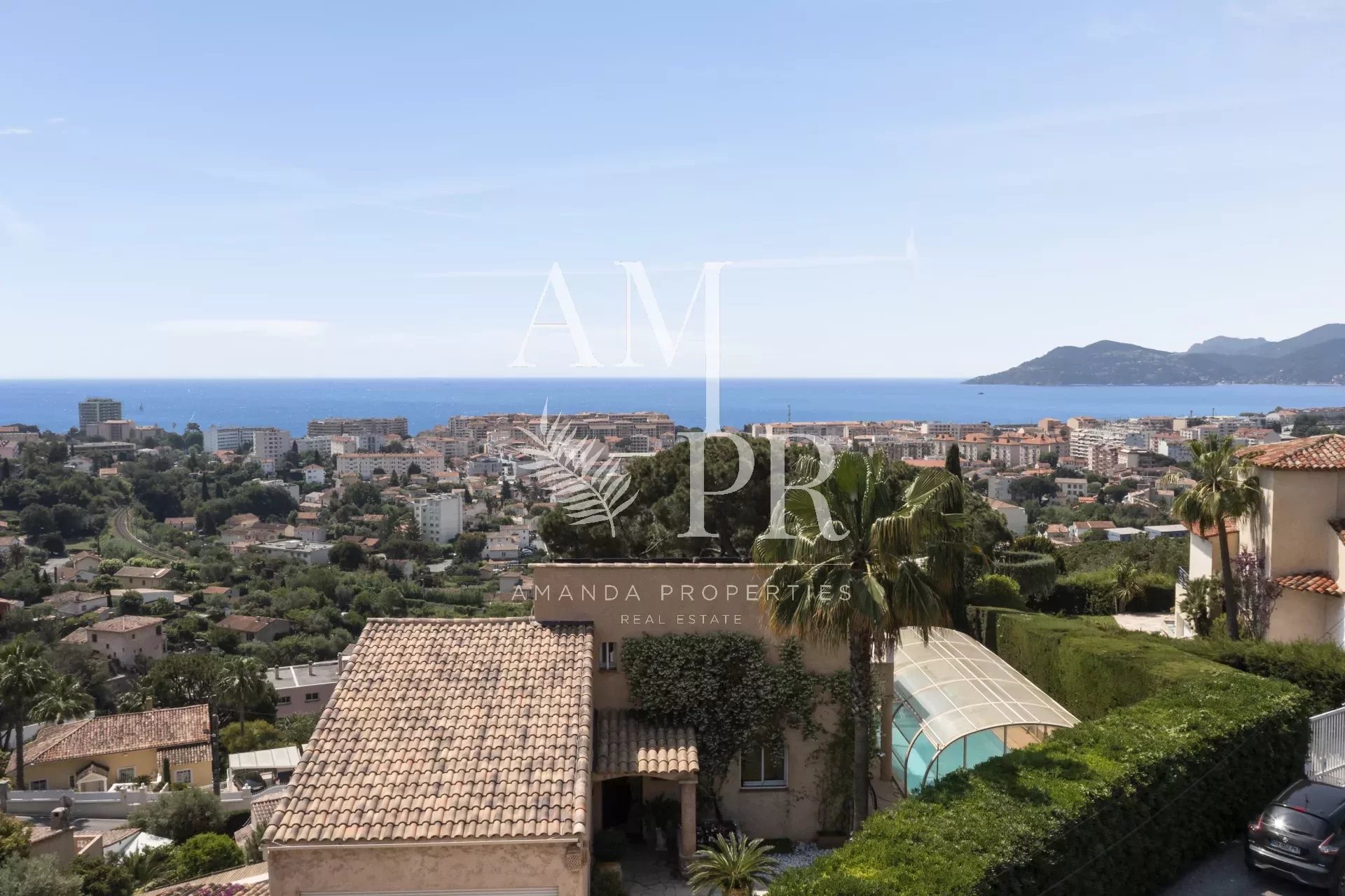 Quiet family villa with sea view in Cannes