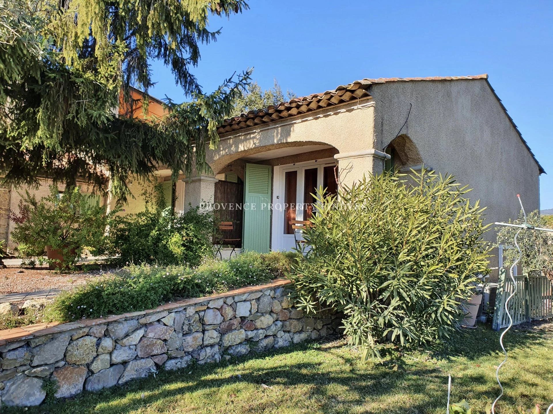 Bastide for sale in Flayosc, lots of potential. Walking distance to the village.