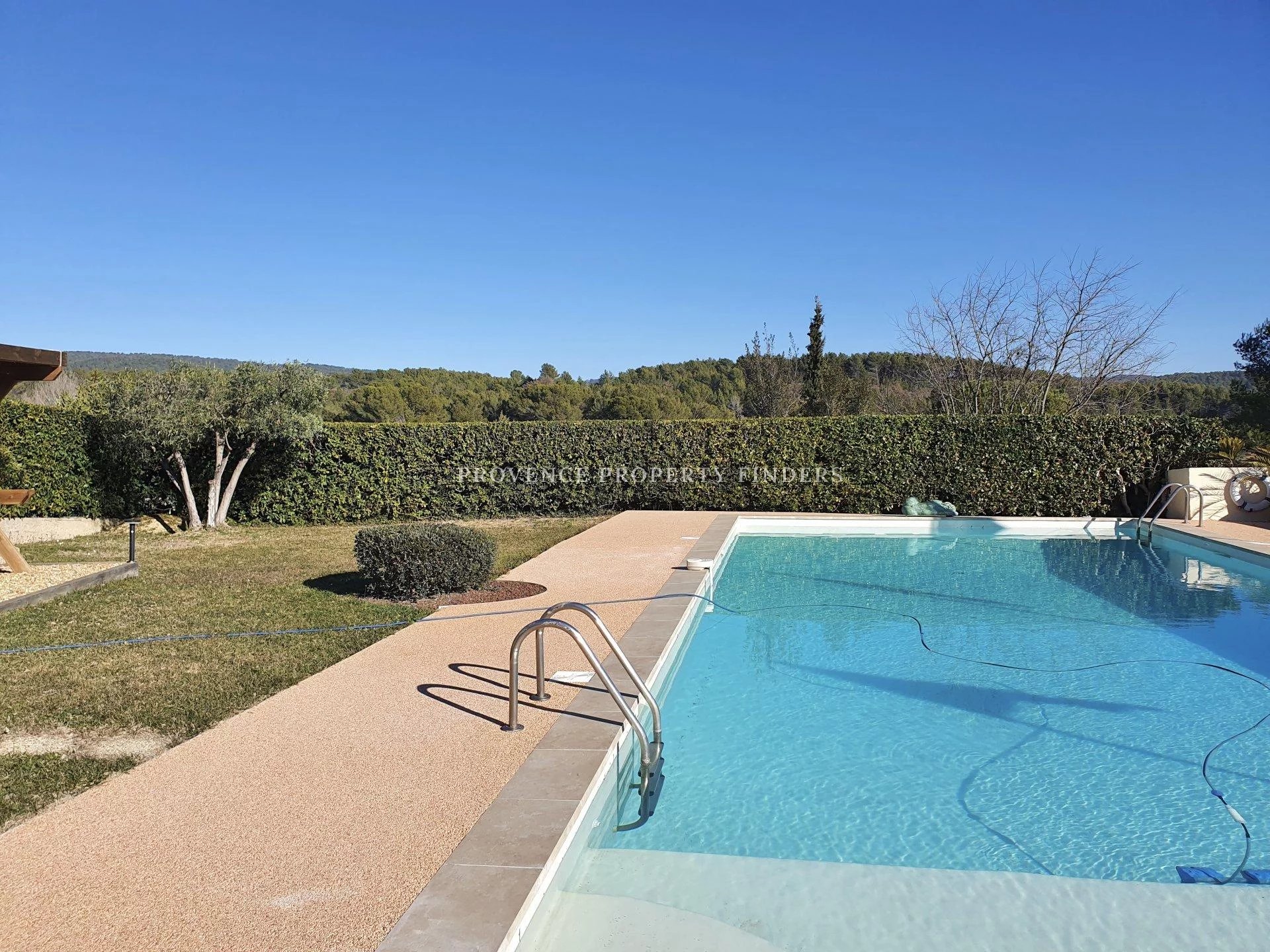 Bastide for sale in Flayosc, lots of potential. Walking distance to the village.