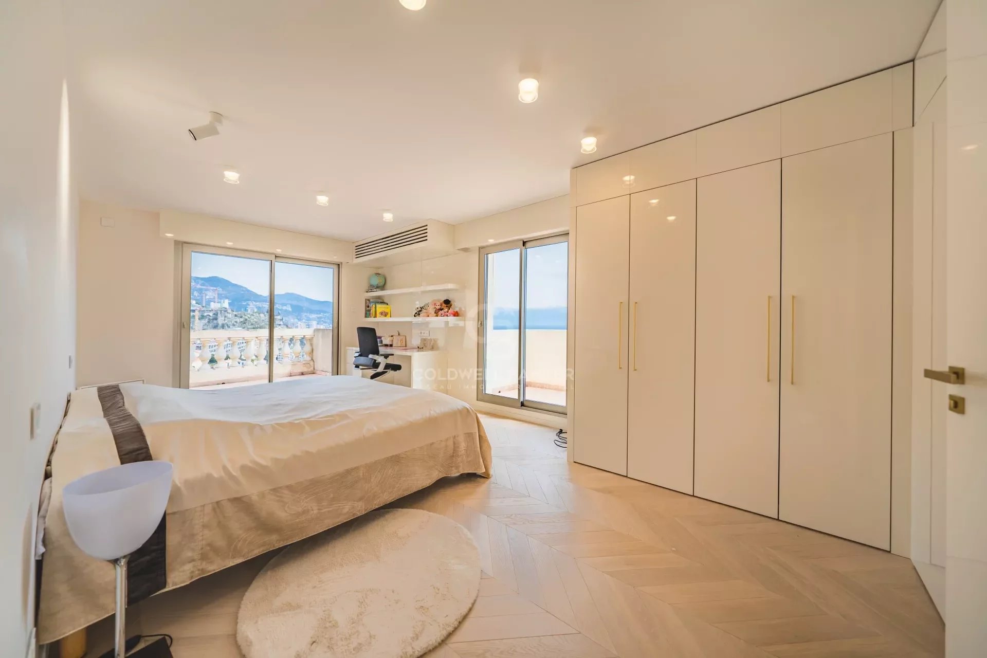 Sublime appartement a vendre avec vue mer panoramique sur Monaco! Unique sur le marché!