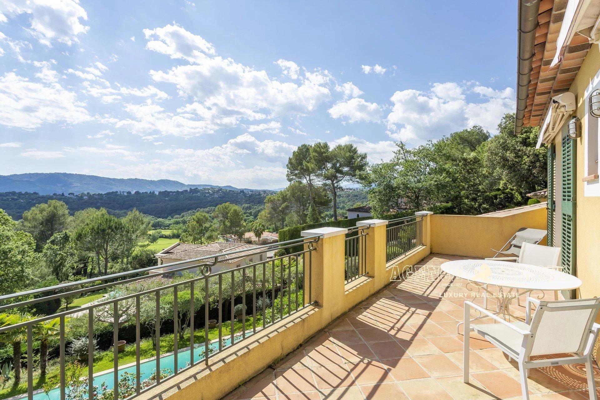 MOUGINS - AT THE HEART OF A REPUTABLE GOLF COURSE