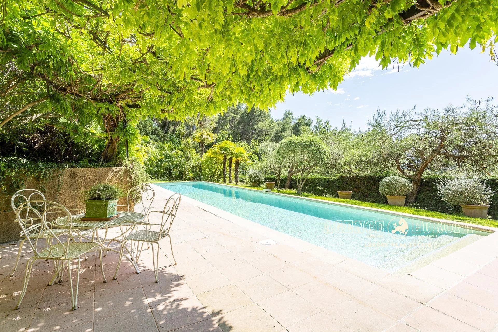 MOUGINS - AT THE HEART OF A REPUTABLE GOLF COURSE