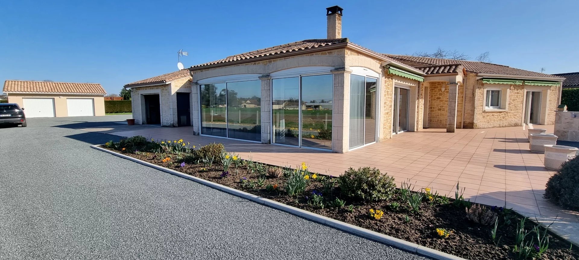 EXCLUSIVITE : Proche bord Dordogne très belle maison plain pied avec Piscine , garage et dépendance double garage sur 3478 m² .