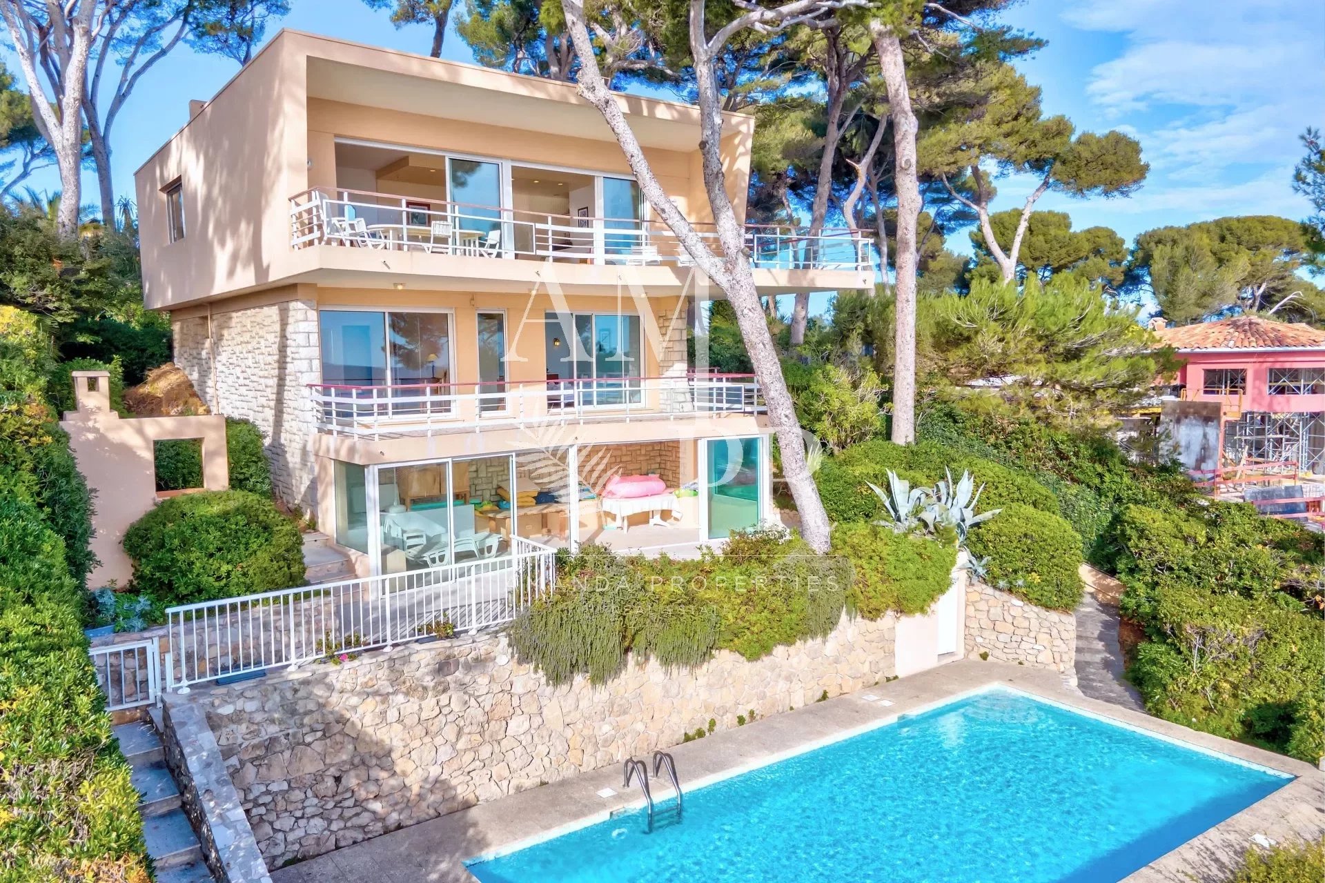 Front de mer - Élégante villa à moderniser - Cap d'Antibes
