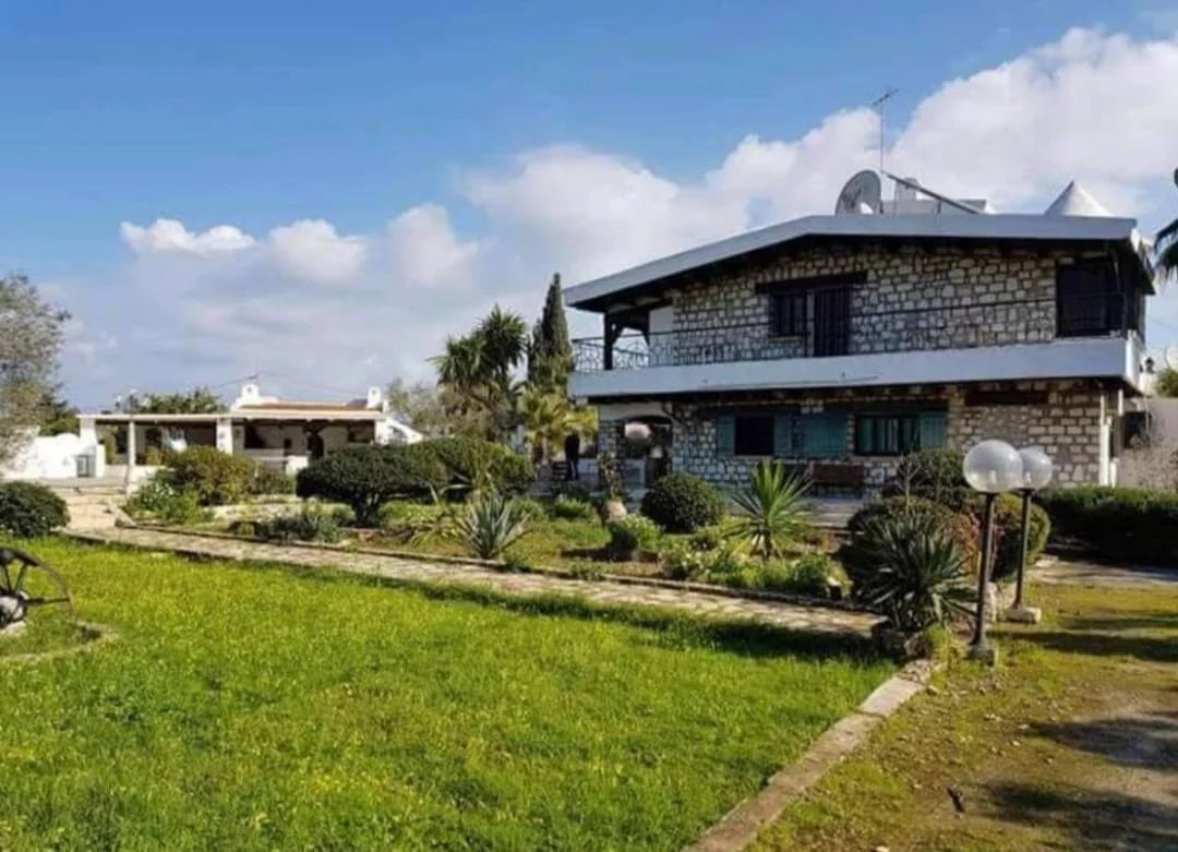 Villa à vendre sur un terrain de 4700 m² La Soukra