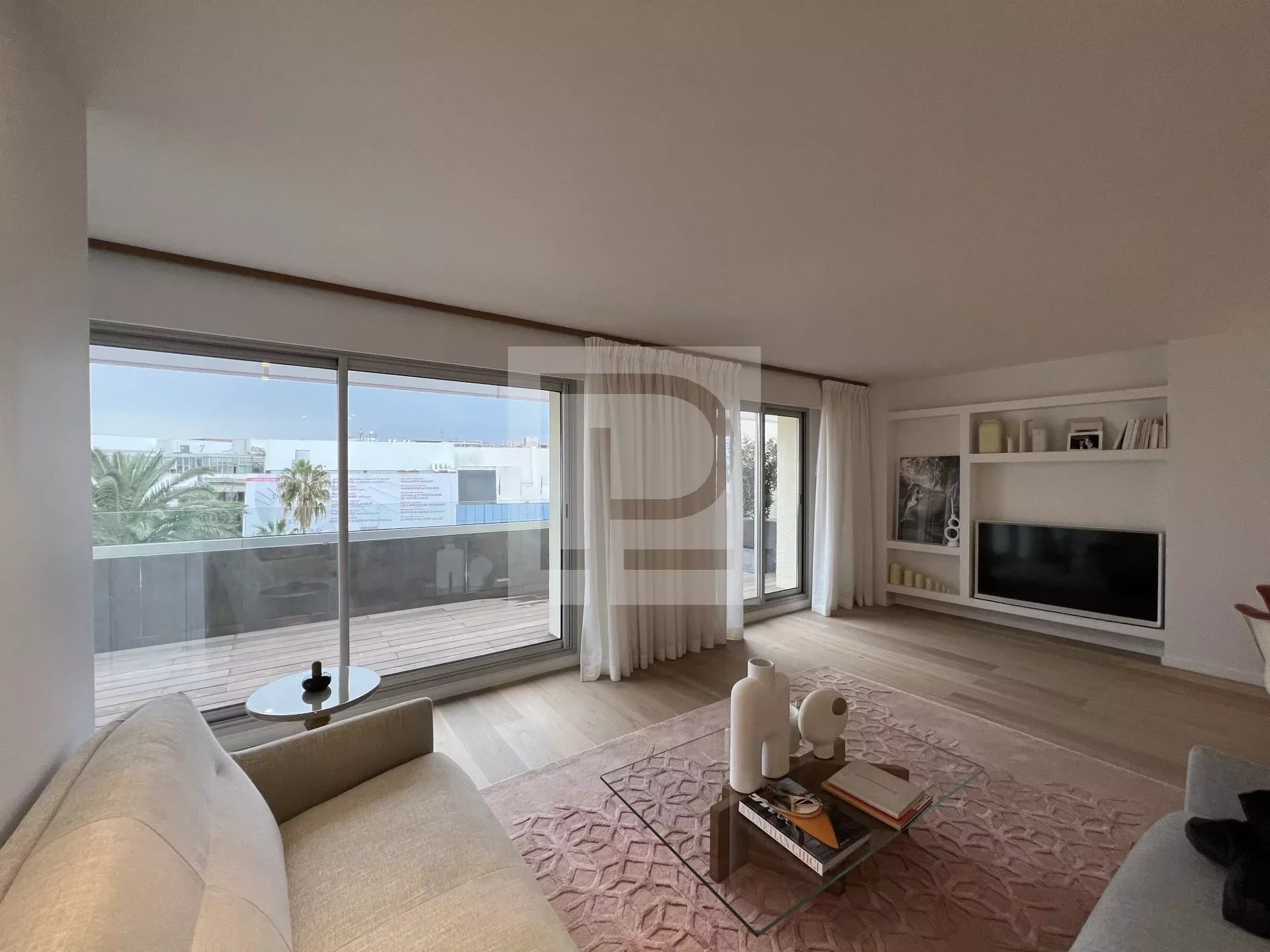 Cannes 3 bedroom's top floor apartment with panoramic sea view fully renovated