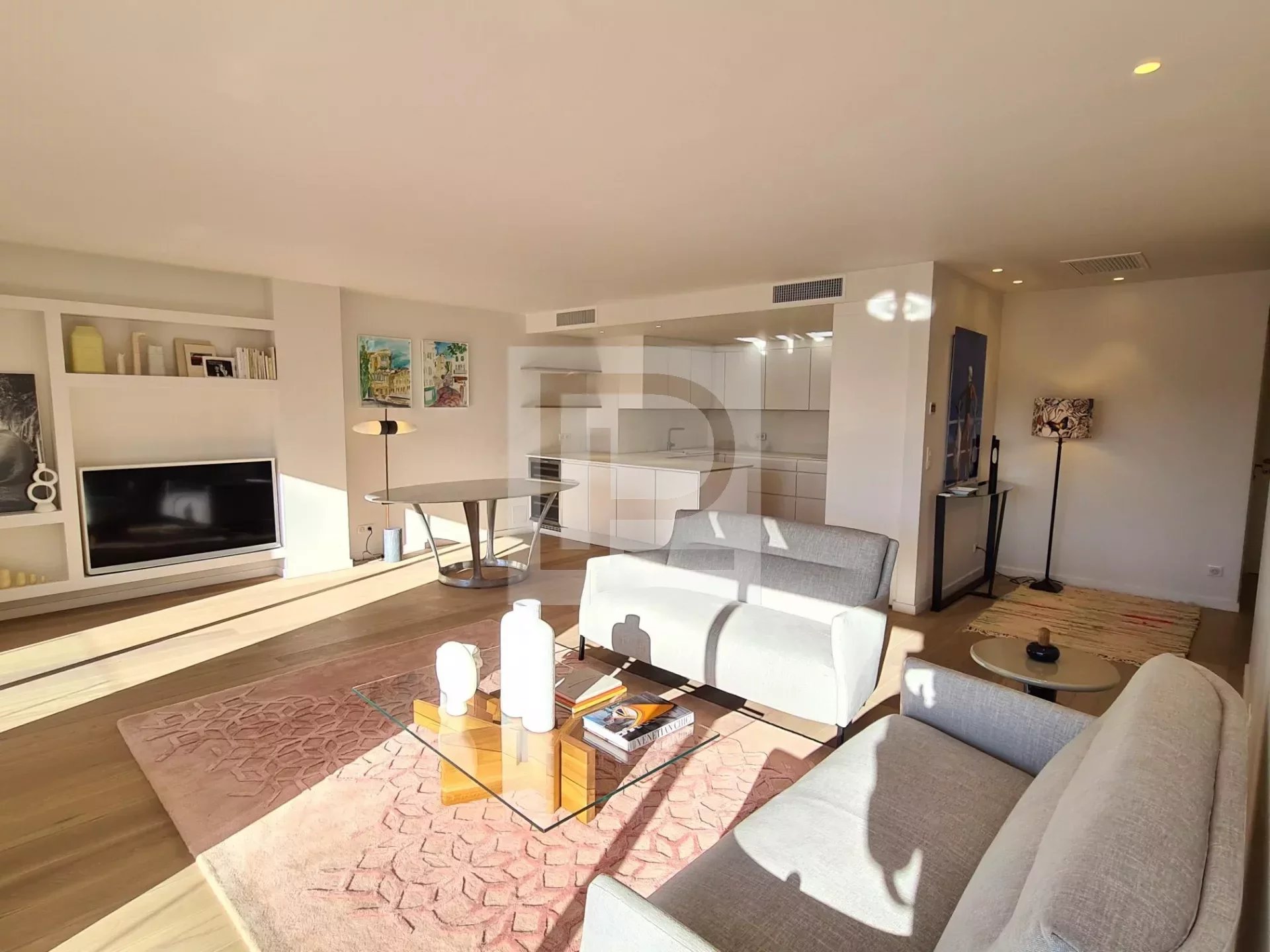 Cannes 3 bedroom's top floor apartment with panoramic sea view fully renovated