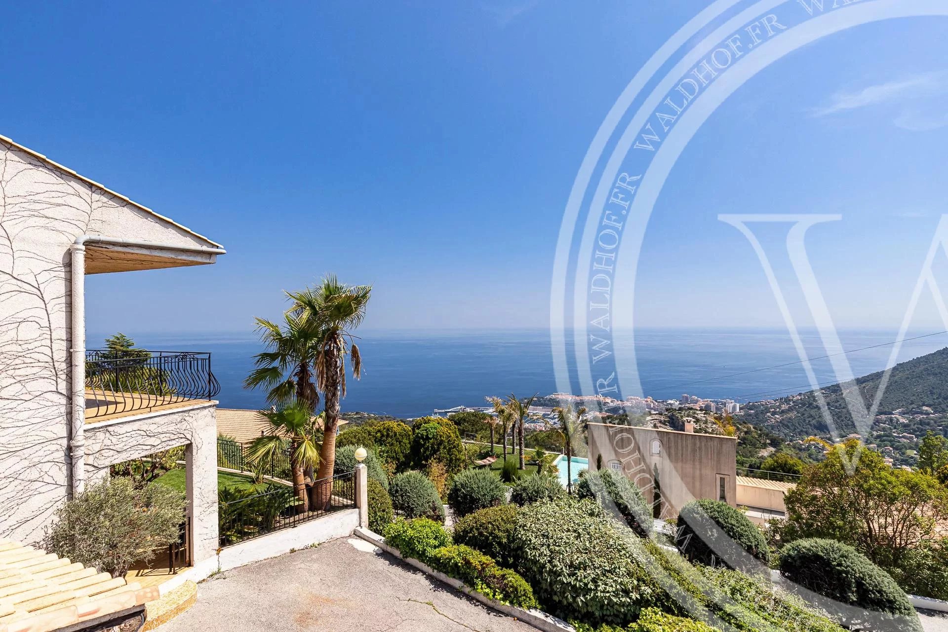 Propriété dans un domaine privé avec vue panoramique sur la mer et Monaco à couper le souffle.