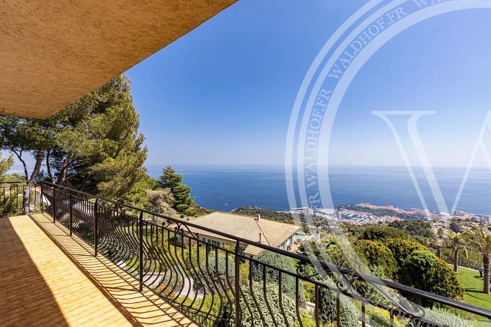 Propriété dans un domaine privé avec vue panoramique sur la mer et Monaco à couper le souffle.