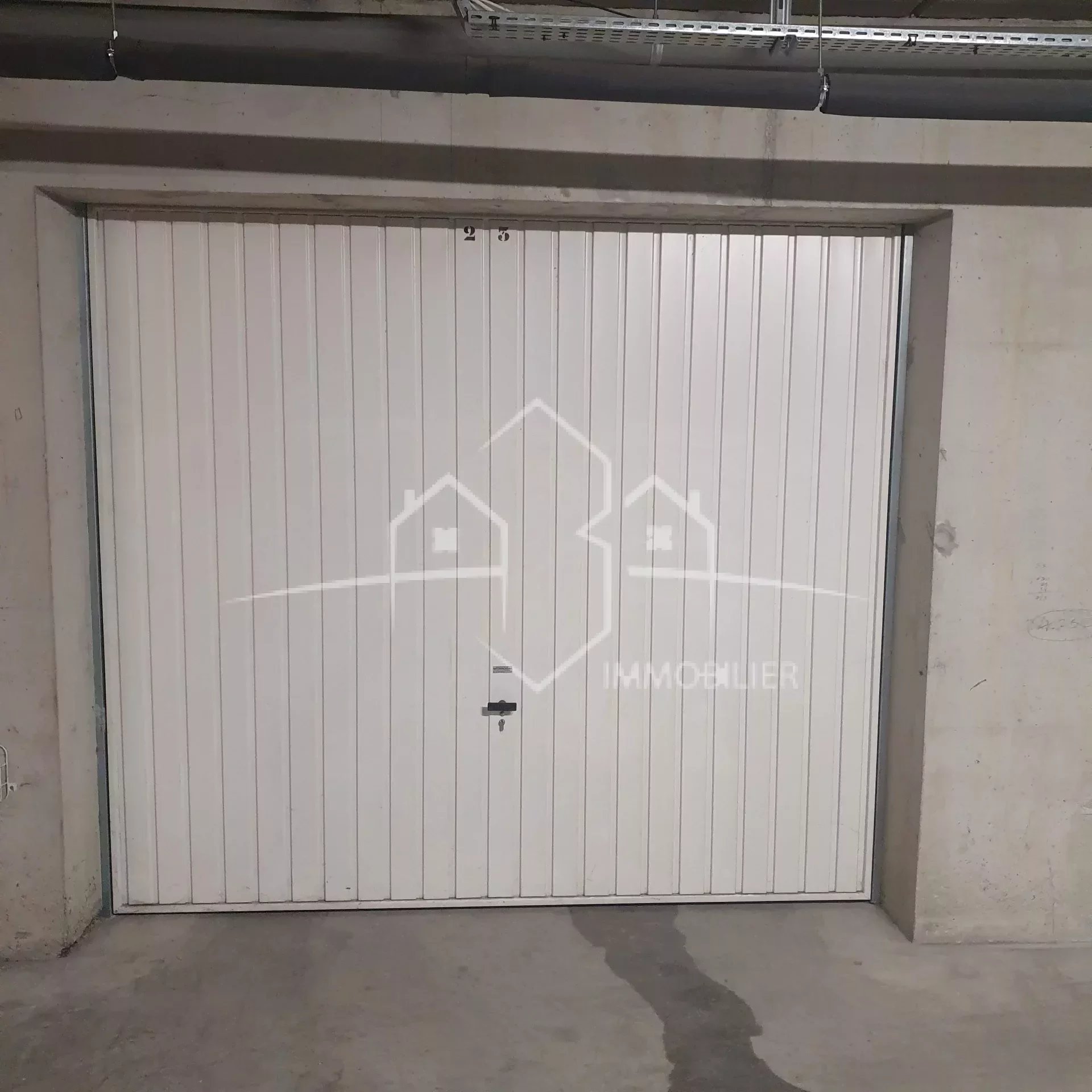 LA COTE ST ANDRE garage fermé en sous sol