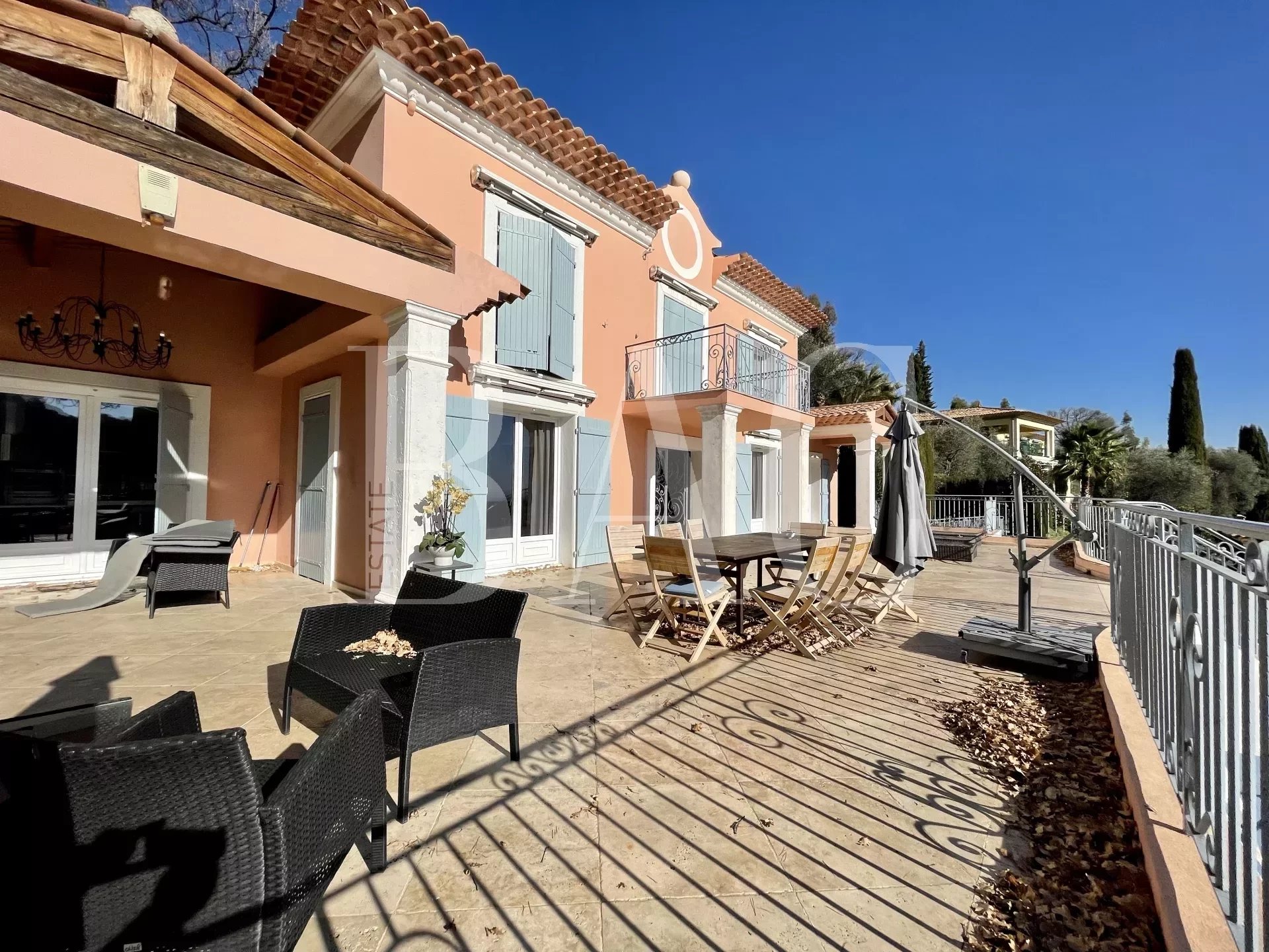 Quiet property, in a private domain, 30 minutes from the beaches and the center of Cannes