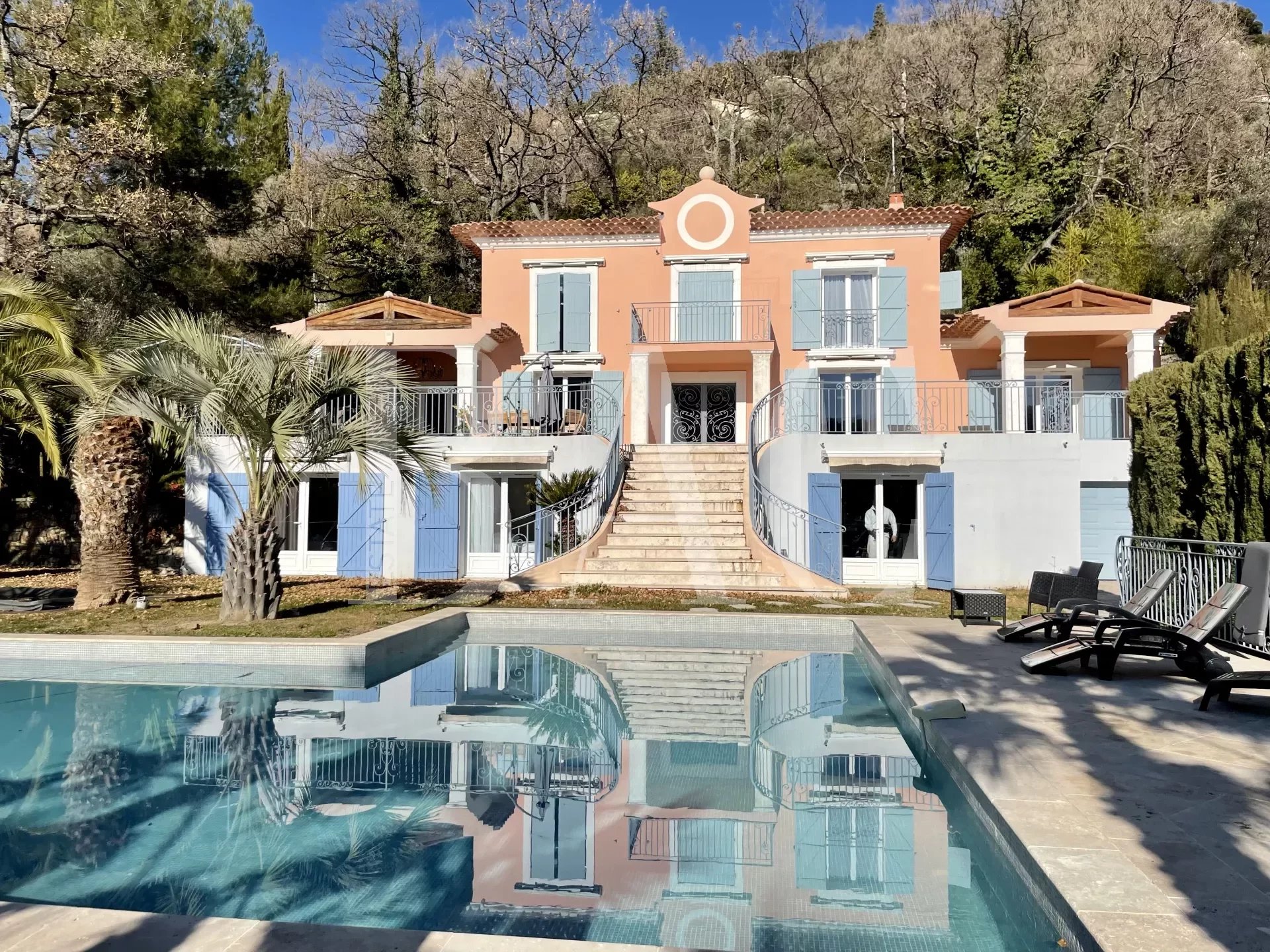 Quiet property, in a private domain, 30 minutes from the beaches and the center of Cannes