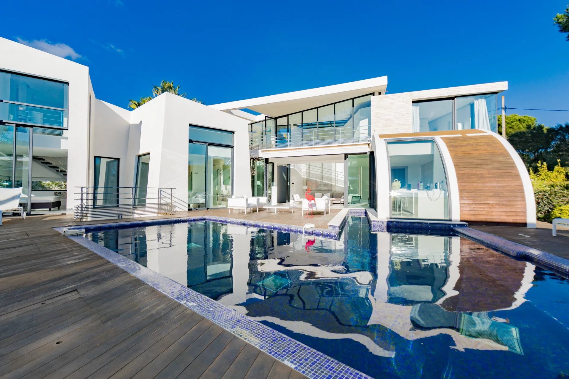 Contemporary villa ideally placed for the Pampelonne beaches and the popular Club 55.