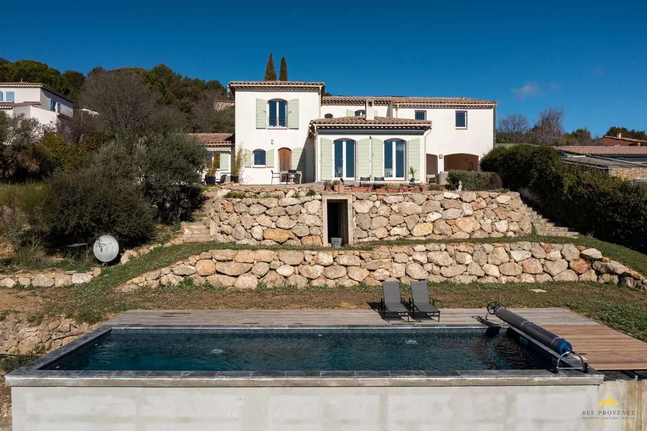 Cotignac: villa spacieuse avec piscine et magnifique vue