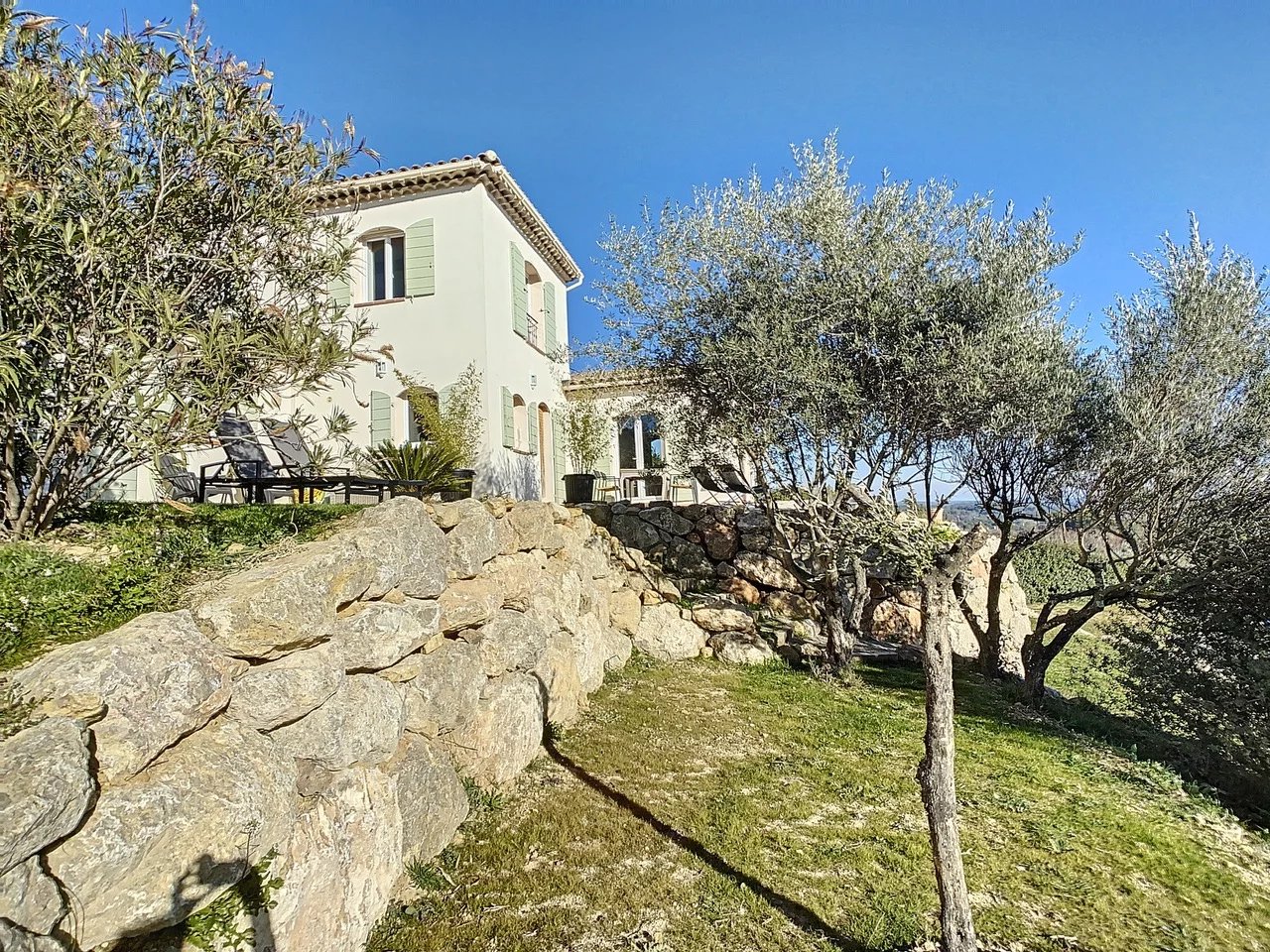 Cotignac: spacious villa with pool and magnificent views