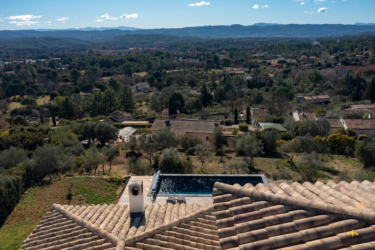 Cotignac: villa spacieuse avec piscine et magnifique vue