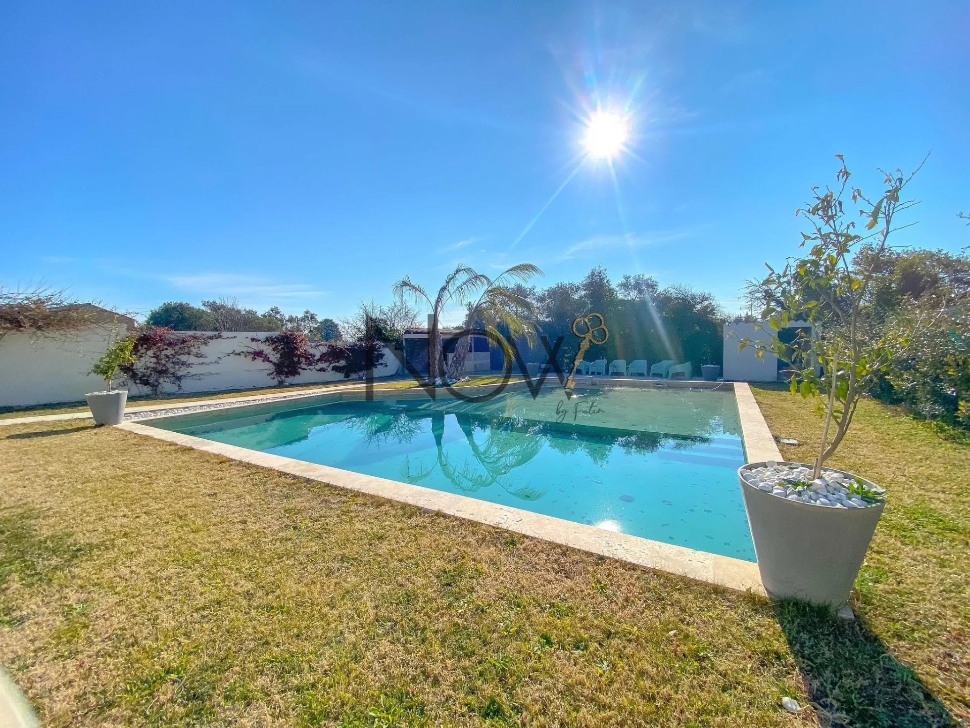 SOUS COMPROMIS DE VENTE -Villa rénovée de 115m² avec piscine sur 958m² de terrain !