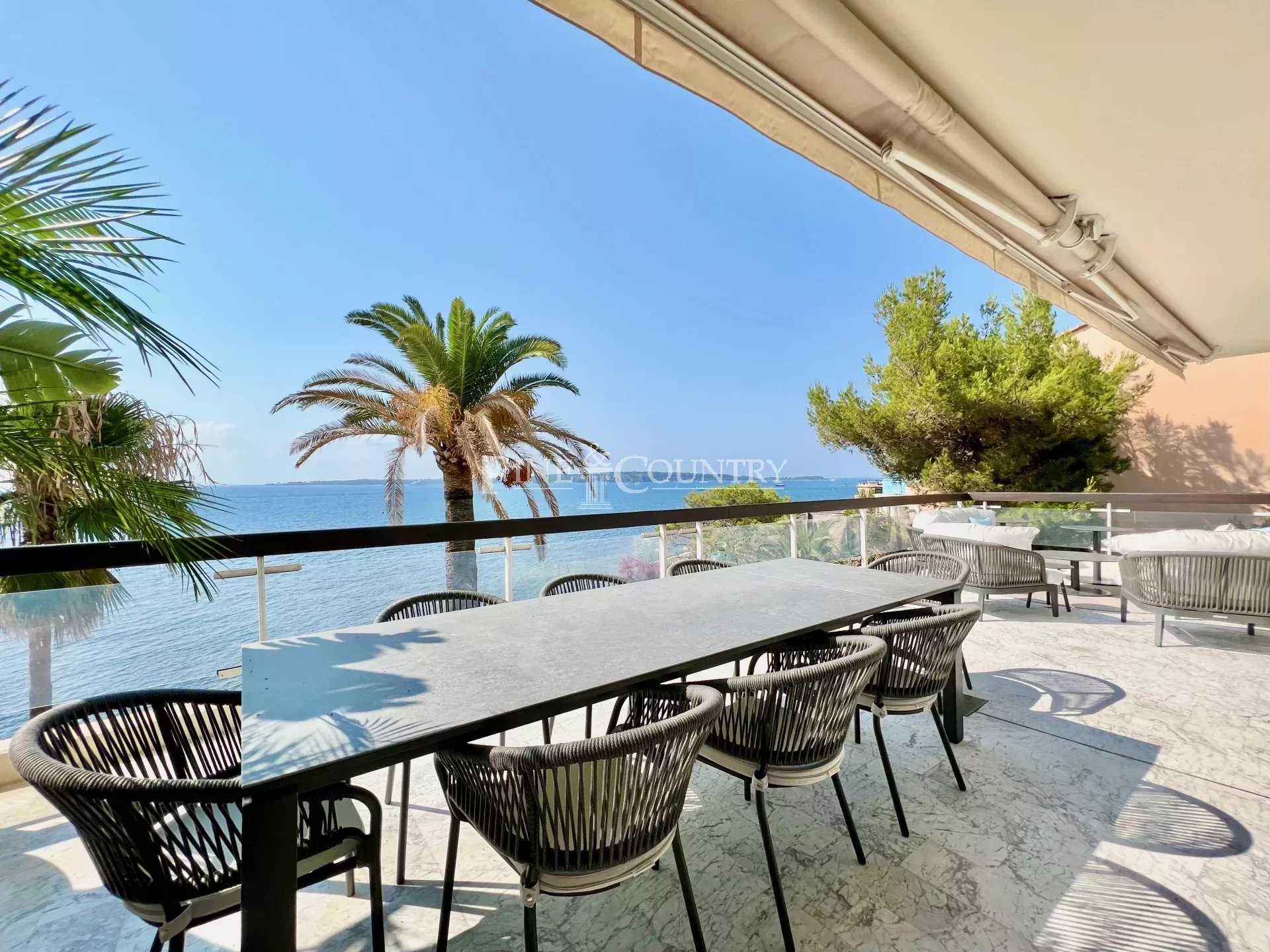 Seafront Penthouse for sale in Cannes