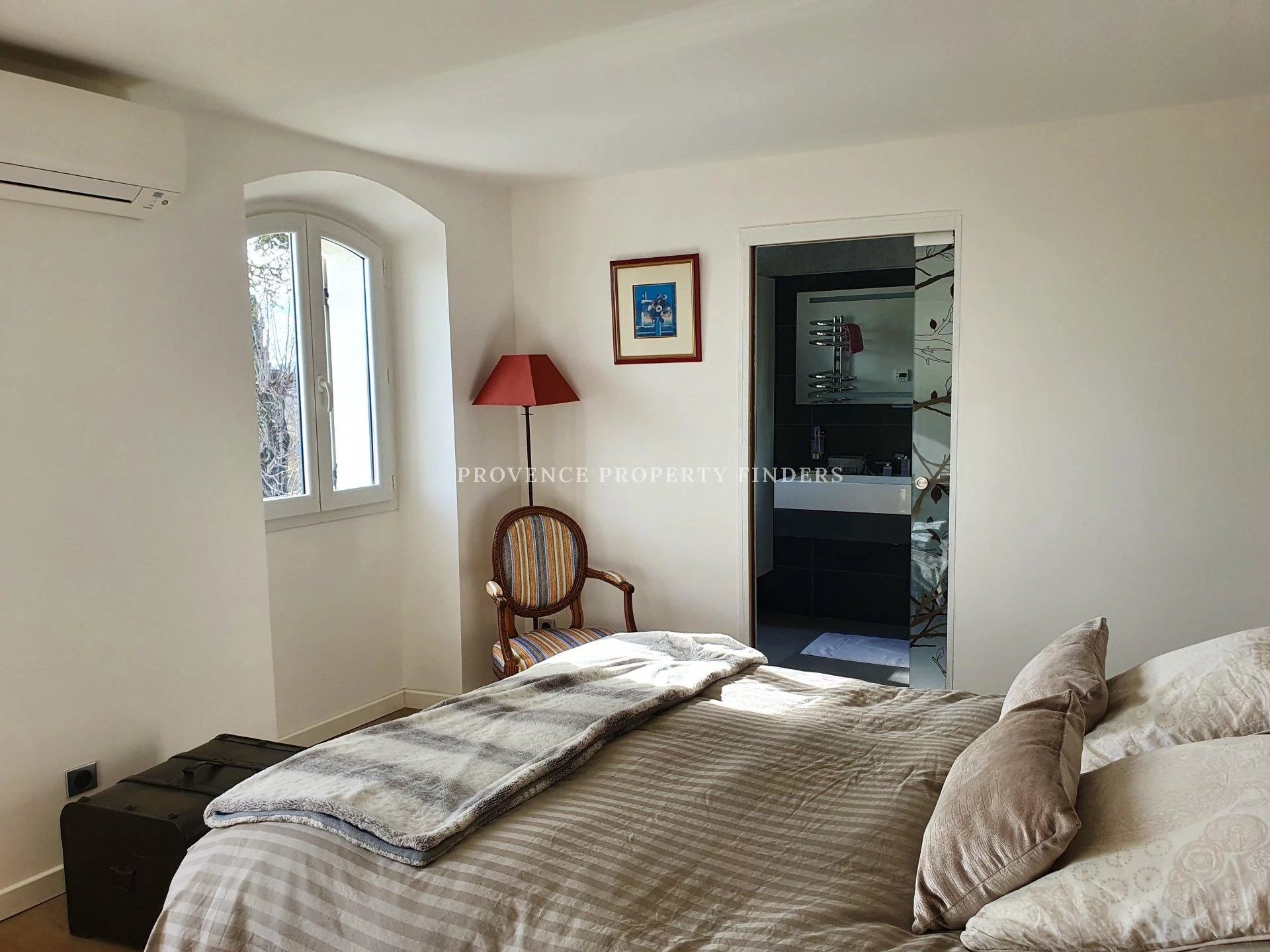 Bastide in the center of Lorgues, renovated, ready to move in.