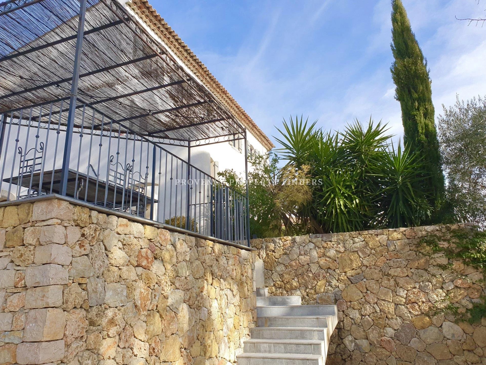 Bastide in the center of Lorgues, renovated, ready to move in.