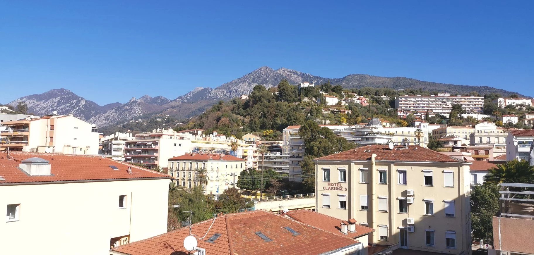 MENTON CENTRE: SUPERBE DEUX PIECES 74M² HABITABLE + BALCON