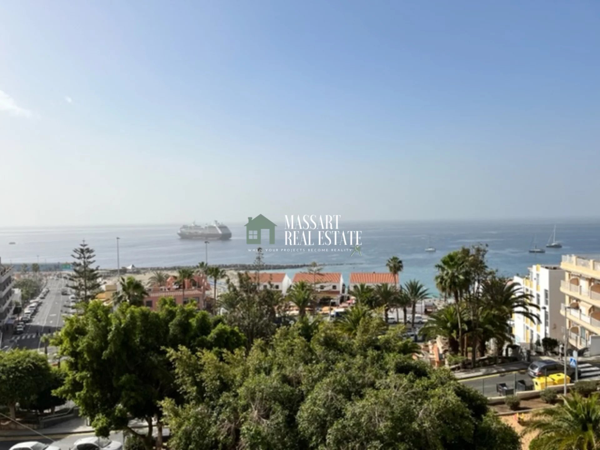Building distributed over 3 floors of about 115-120 m2 each... very close to the popular area of ​​San Telmo, in Los Cristianos.