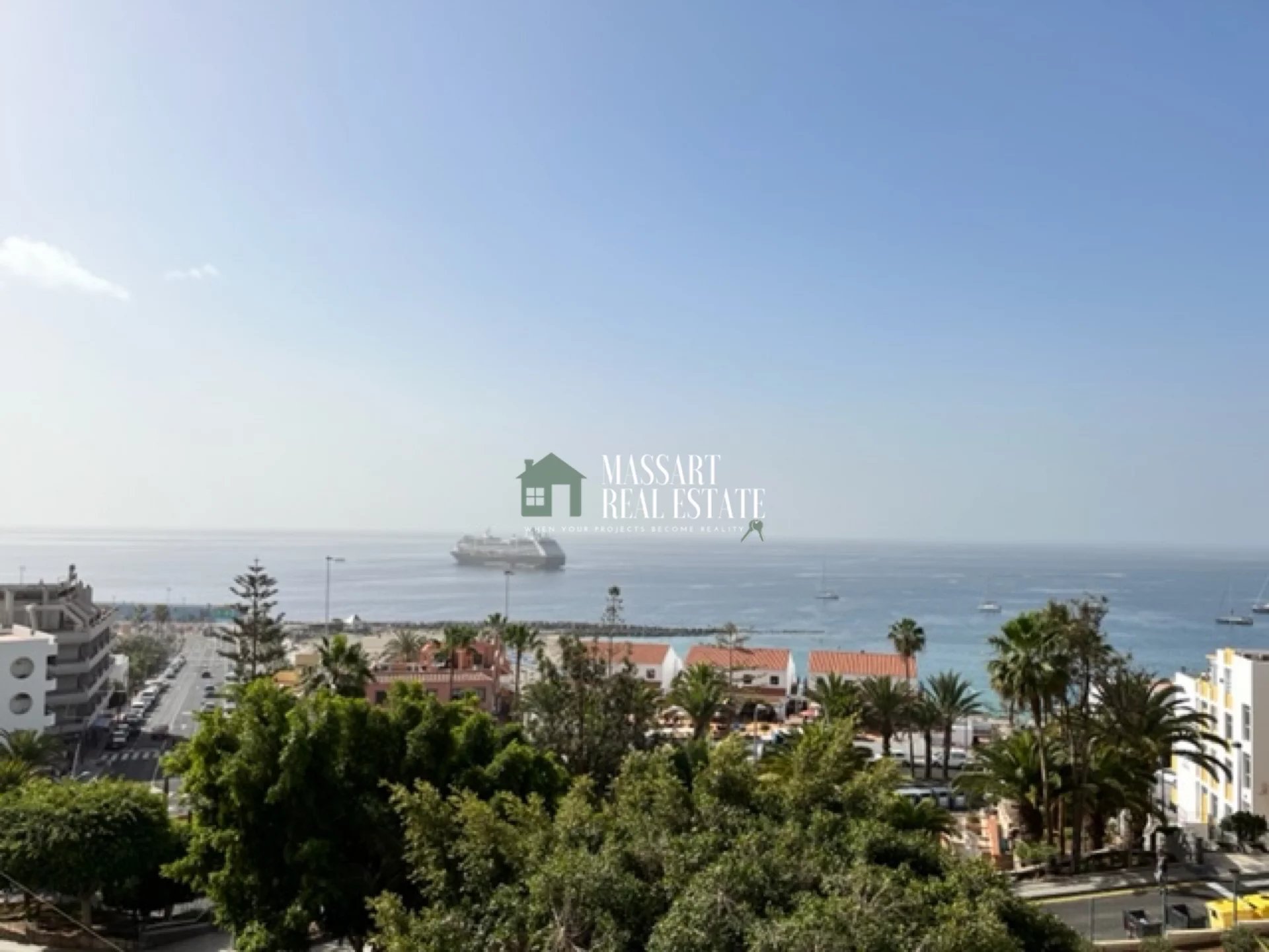 Building distributed over 3 floors of about 115-120 m2 each... very close to the popular area of ​​San Telmo, in Los Cristianos.