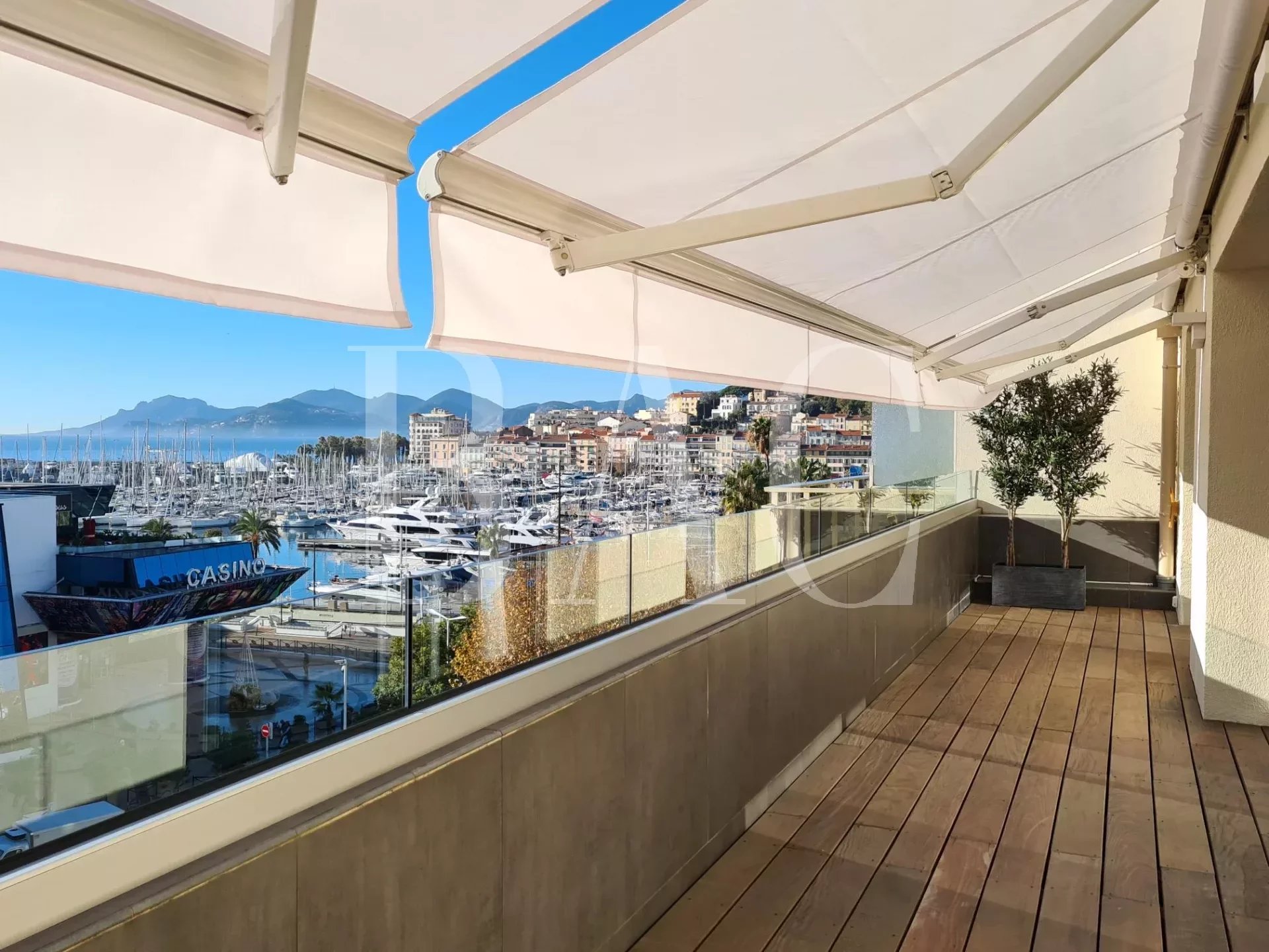 Cannes, appartement en dernier étage et idéalement situé en centre-ville.