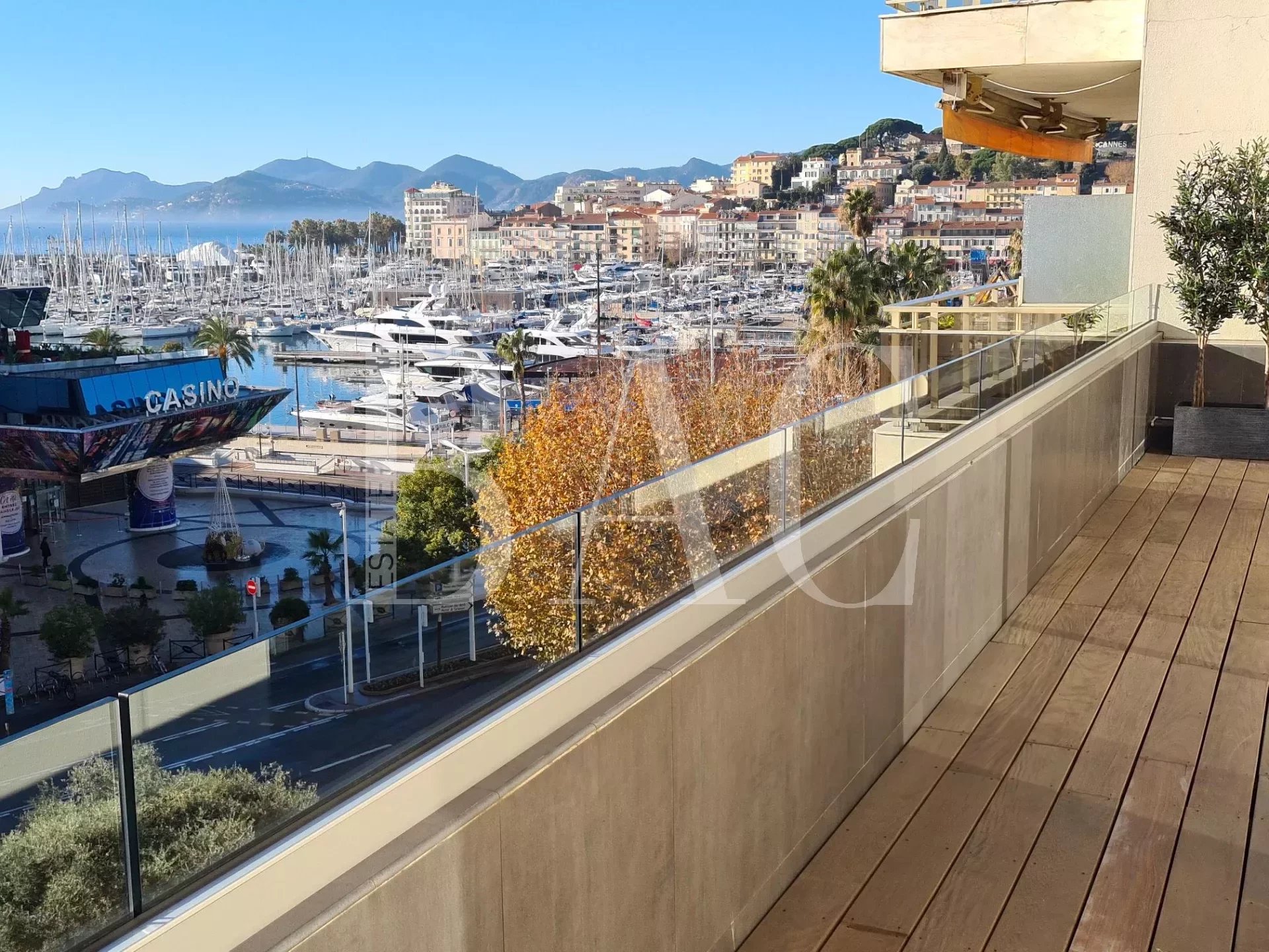 Cannes, appartement en dernier étage et idéalement situé en centre-ville.