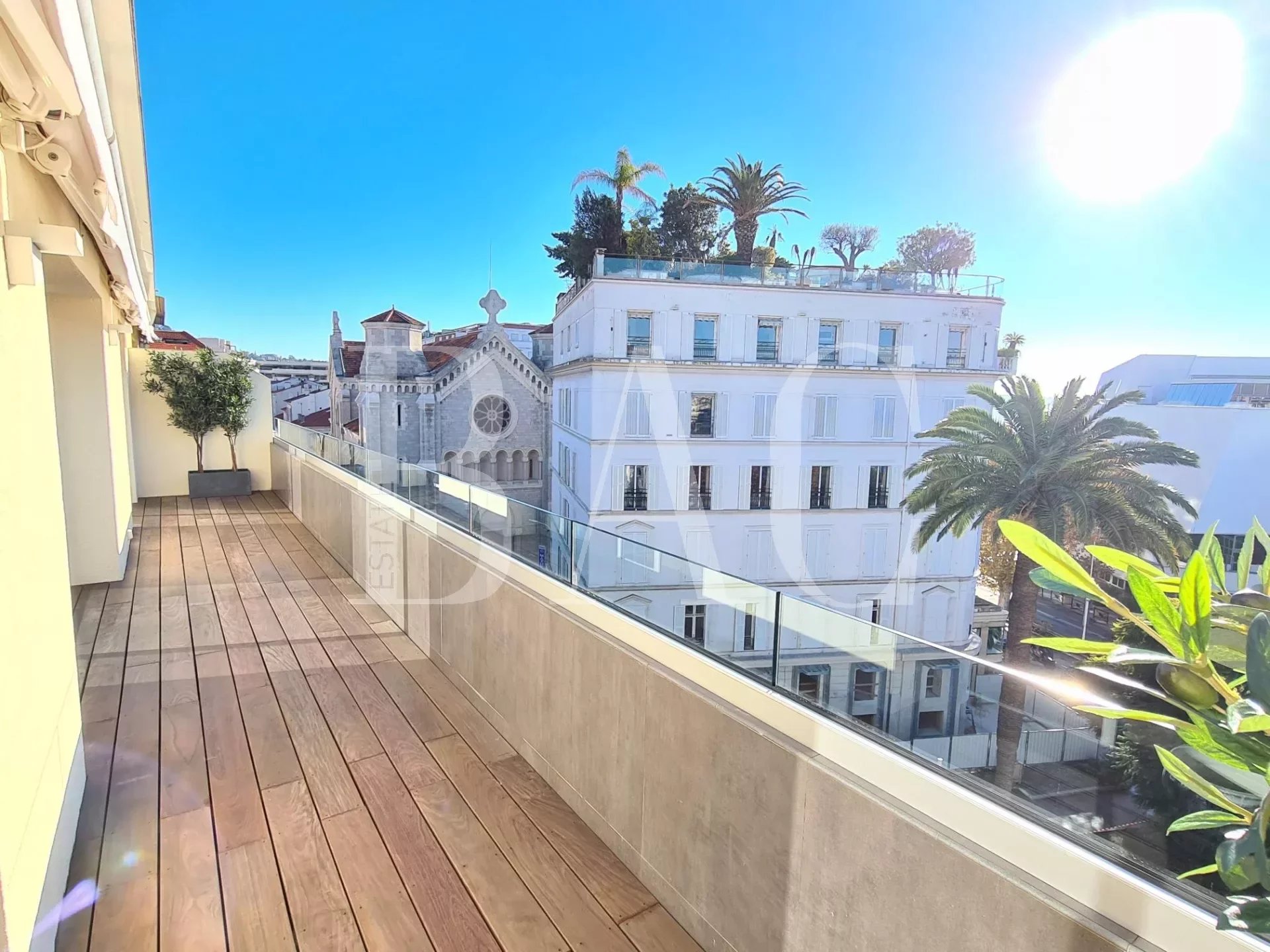 Cannes, top floor apartment ideally located in the city center.