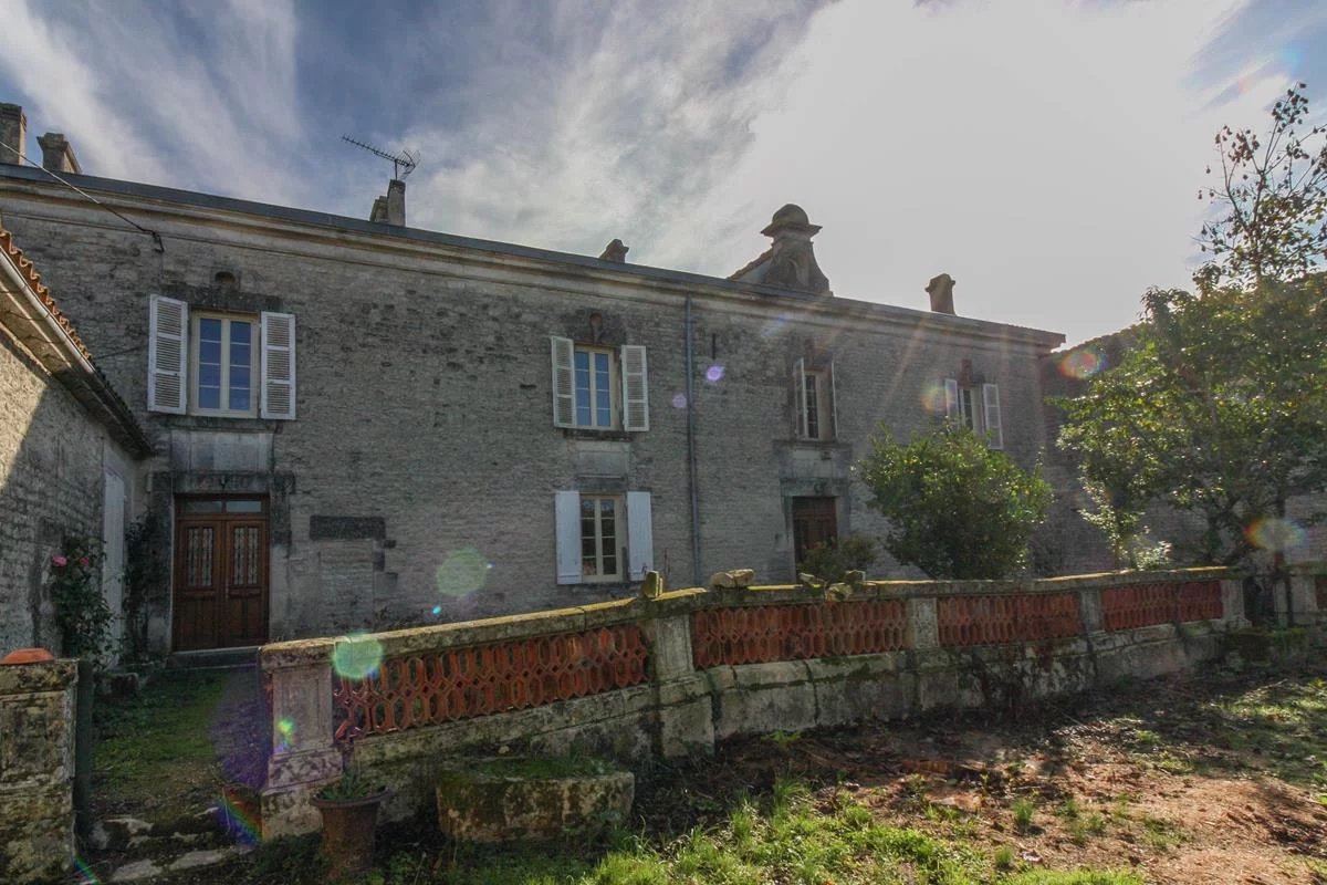 Very attractive group of buildings in the heart of a village close to Jarnac