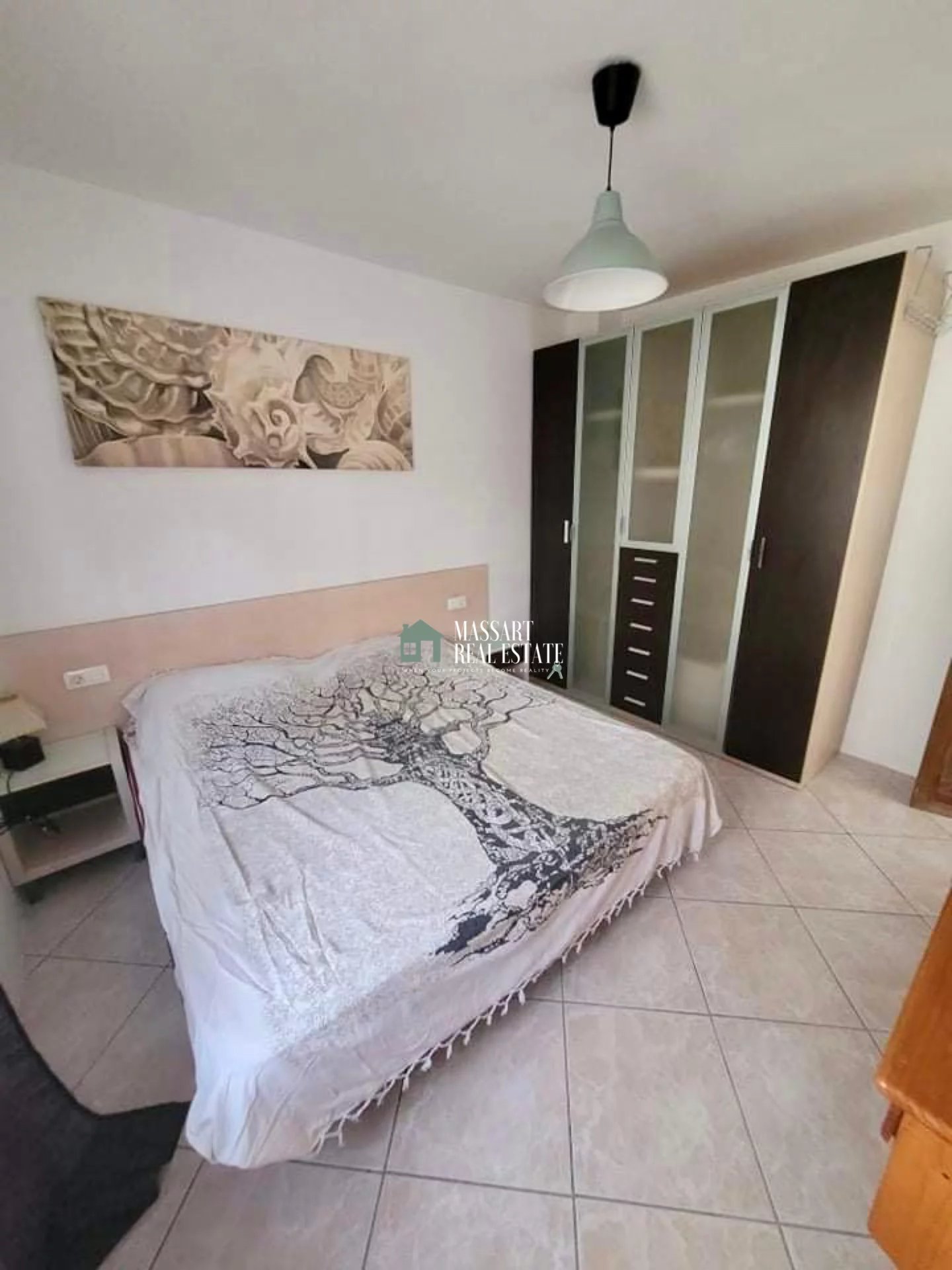 Maison divisée en 4 appartements située sur un terrain de 900 m2 à Buzanada, dans un quartier central et calme.