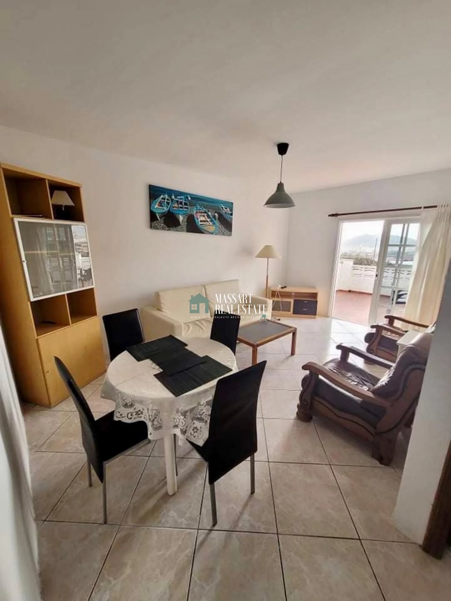 Maison divisée en 4 appartements située sur un terrain de 900 m2 à Buzanada, dans un quartier central et calme.