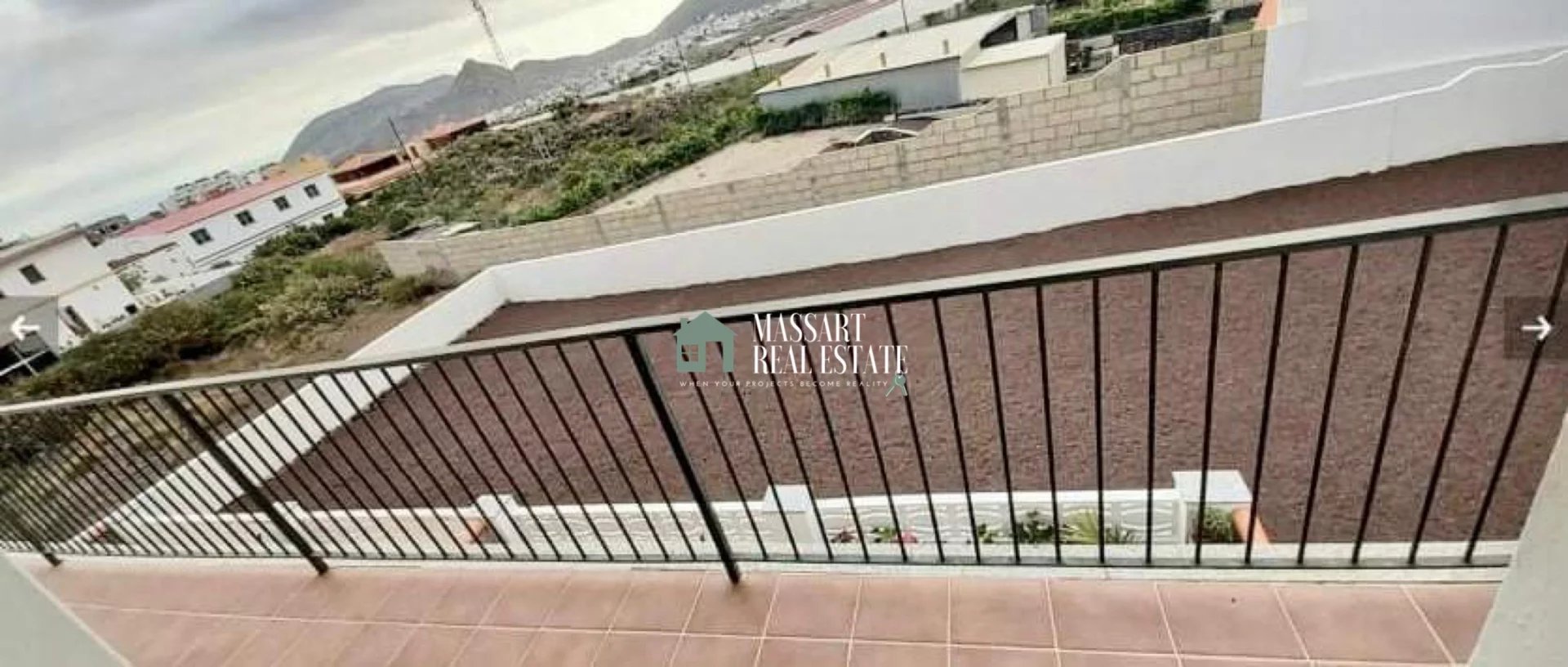 House divided into 4 apartments located on a 900 m2 plot in Buzanada, in a central and quiet area.