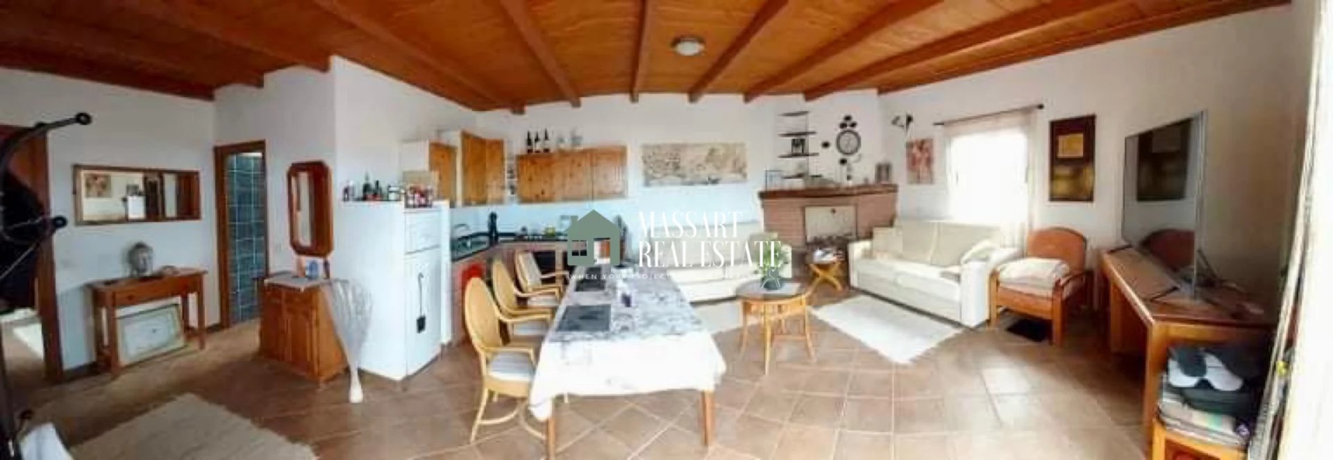 Huis verdeeld in 4 appartementen gelegen op een perceel van 900 m2 in Buzanada, in een centrale en rustige omgeving.