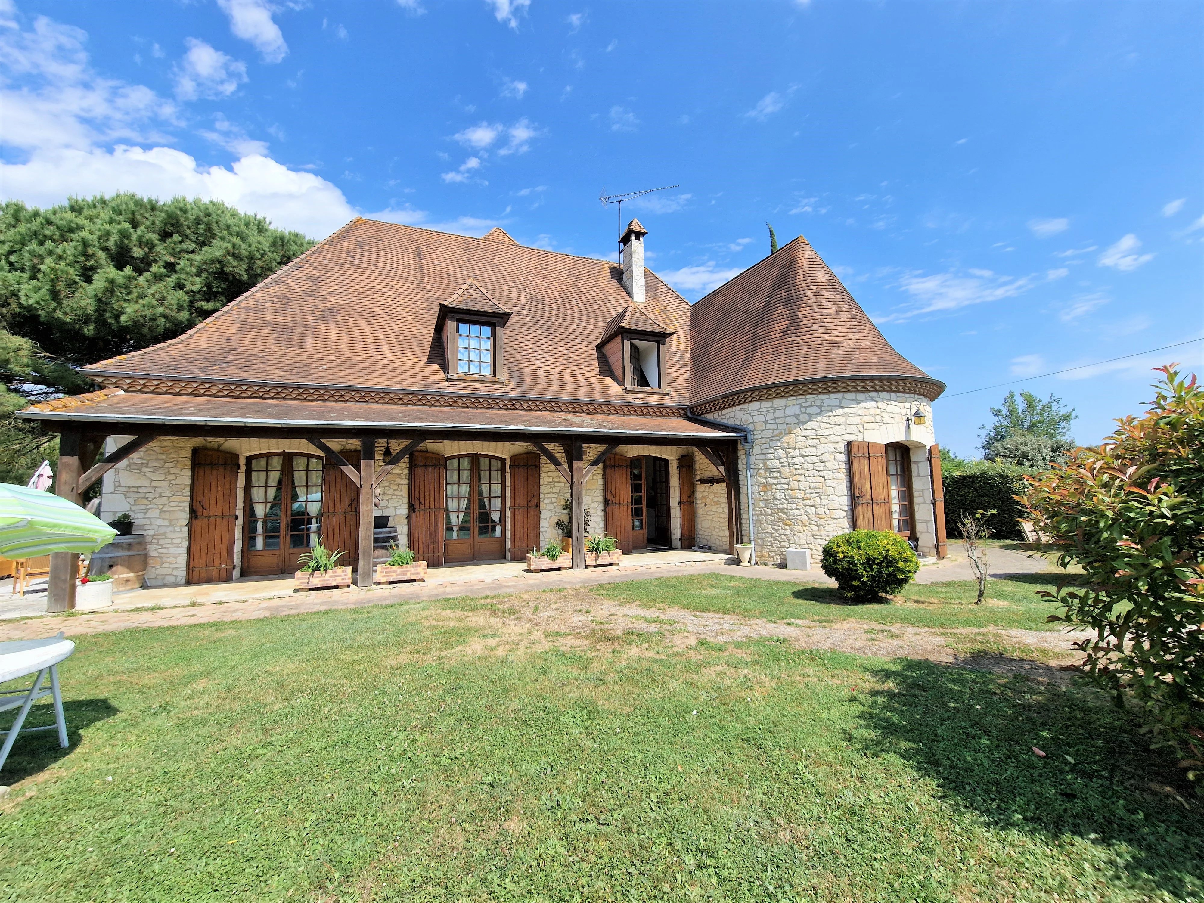 Renovated house with private lake, woodland and suitable for horses