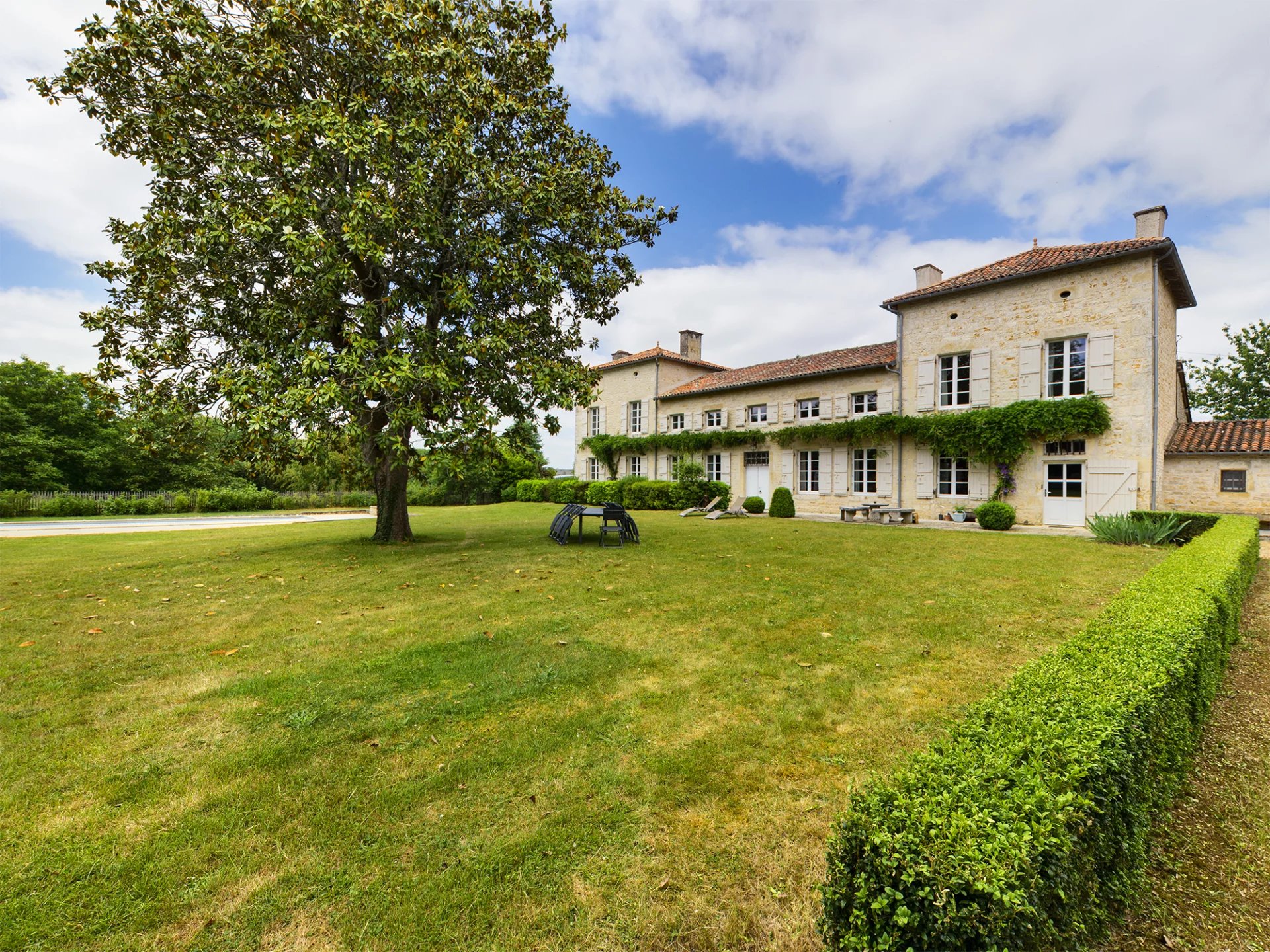 Magnificent renovated Logis with park & 2 guest cottages