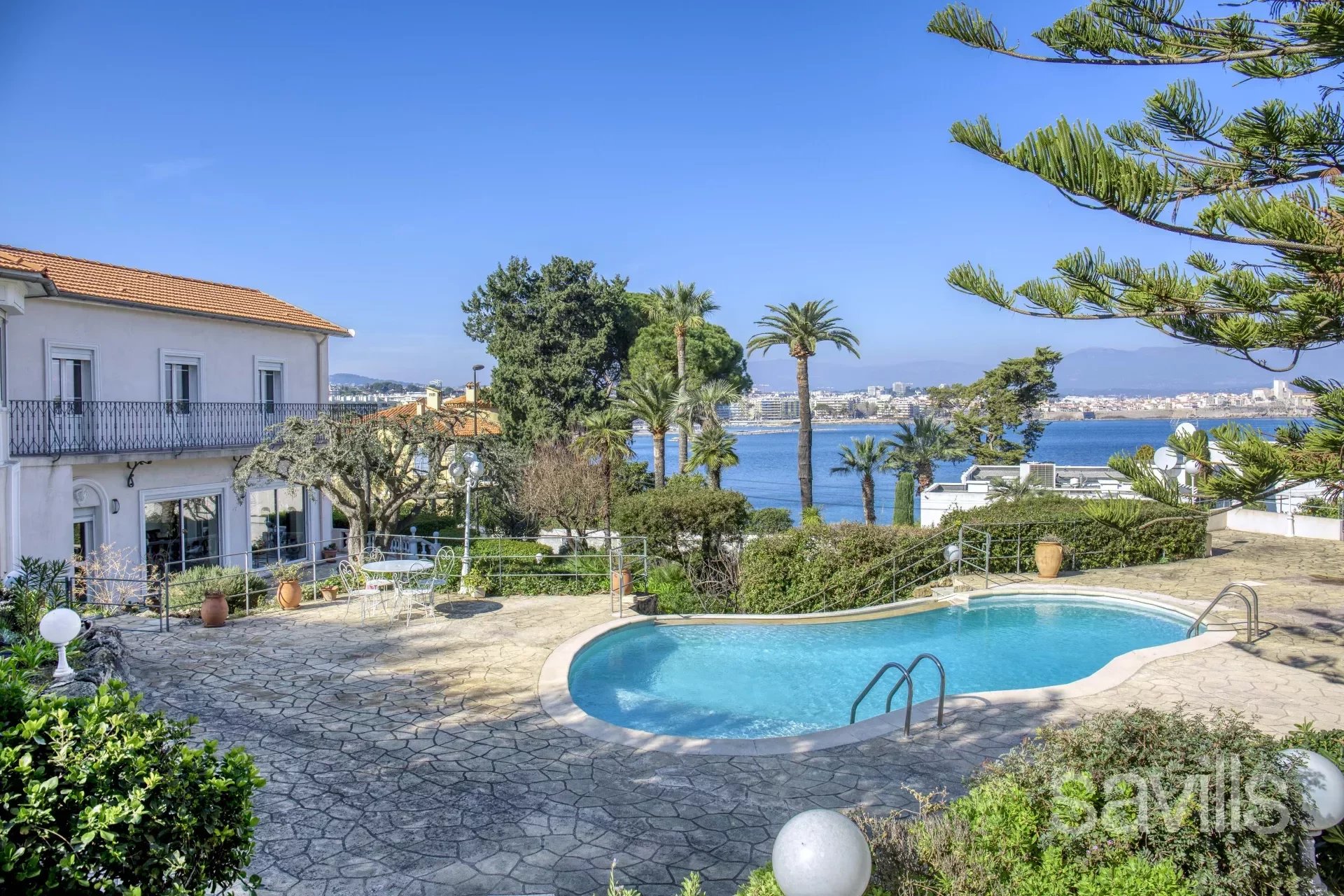 A superb villa, facing the sea