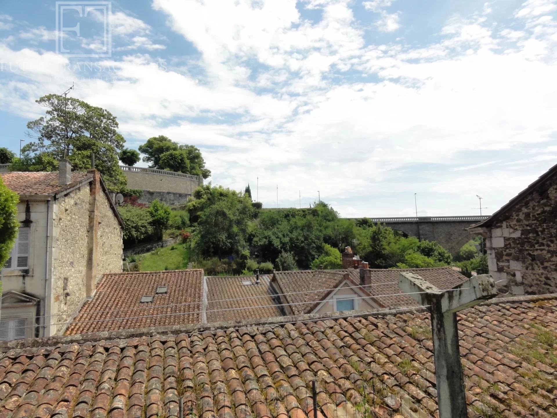 Maison, garage et jardin