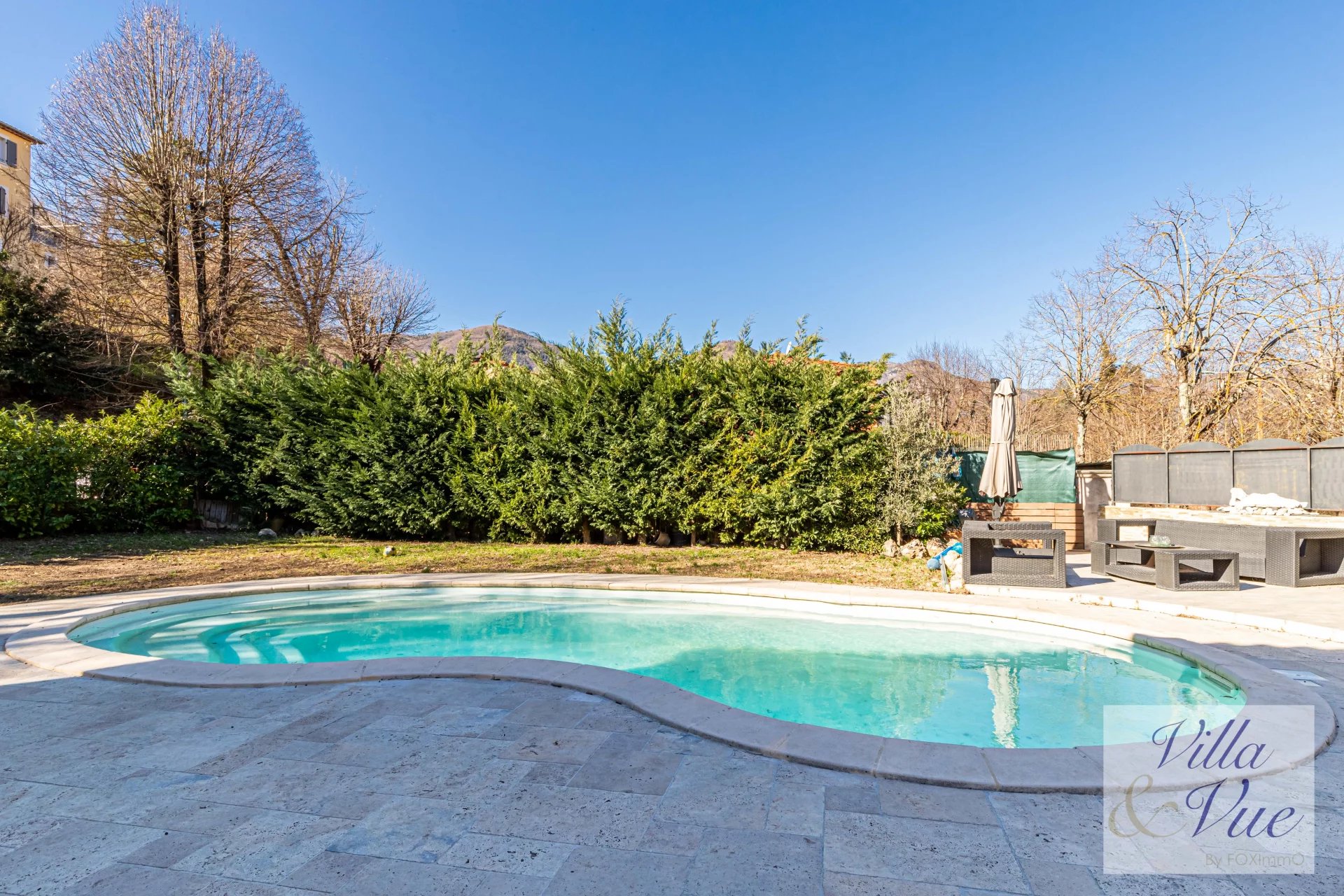 Sur la Côte d'Azur, proche Menton et Monaco , Villa 4 P récente piscine, calme