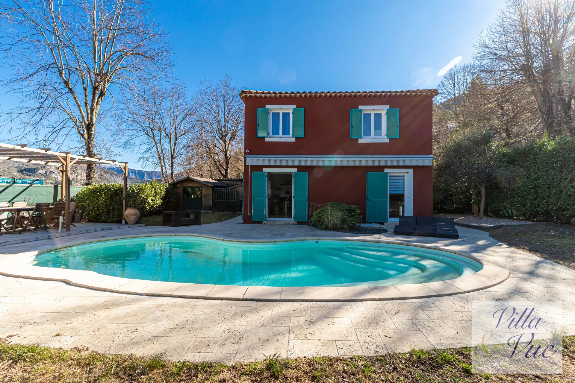 Sur la Côte d'Azur, proche Menton et Monaco , Villa 4 P récente piscine, calme