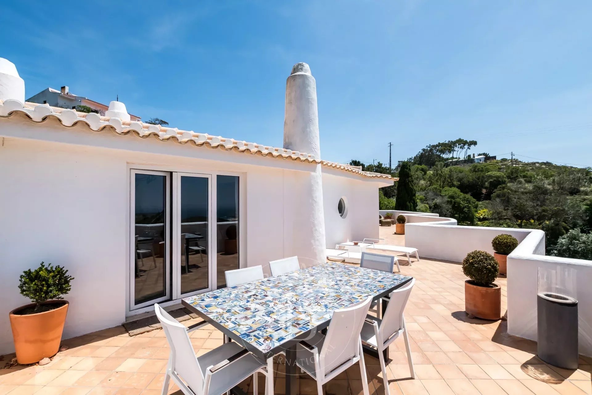Property with 6 suites and a guest house in Cascais