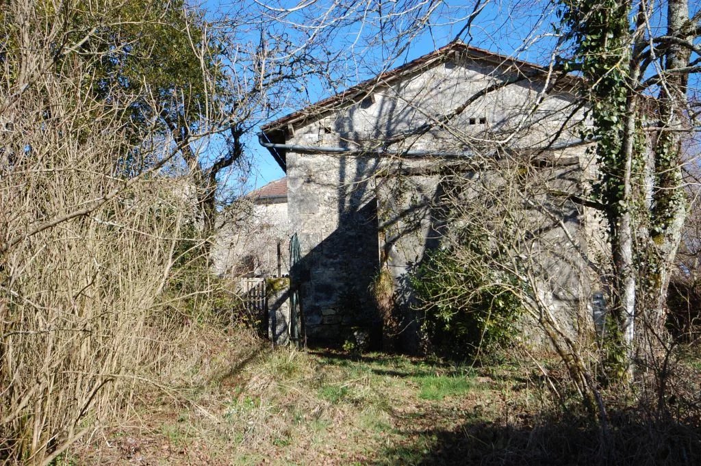DORDOGNE -In hamlet, old village farm to renovate